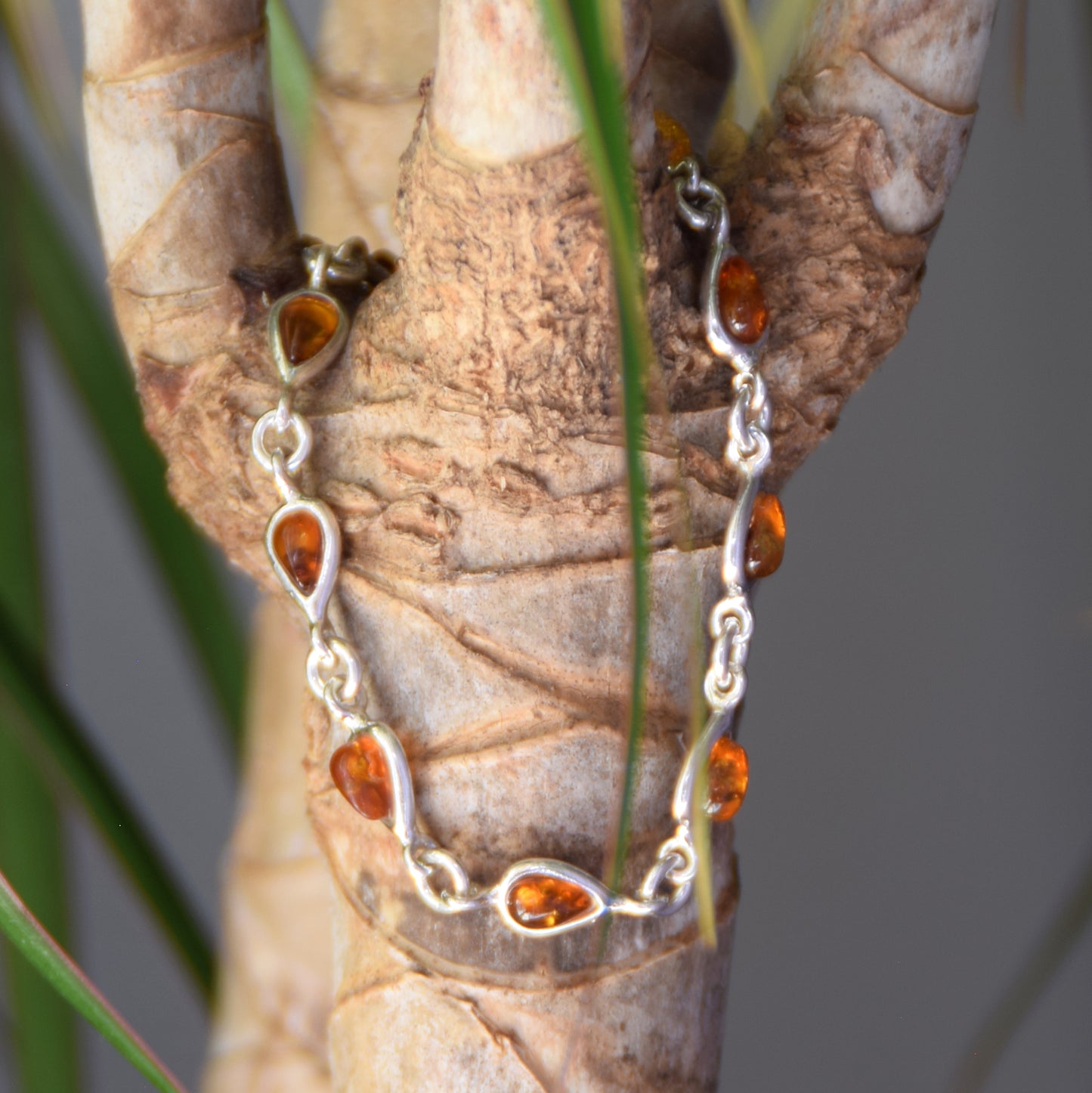Delicato bracciale regolabile a catena creato con Ambra naturale color cognac e Argento 925, MJ Baltica, BB012