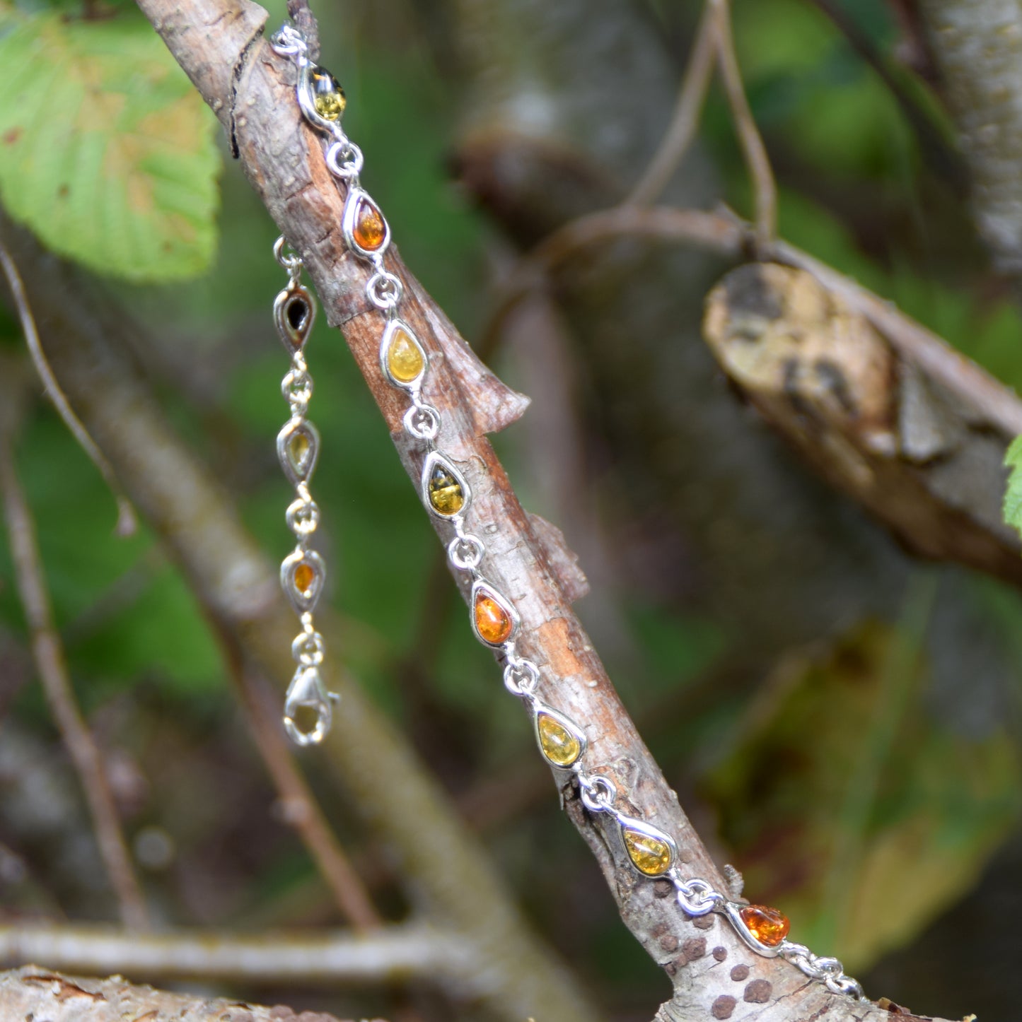 Delicato bracciale regolabile a catena creato con Ambra naturale di varie tonalità e Argento 925, MJ Baltica, BB028