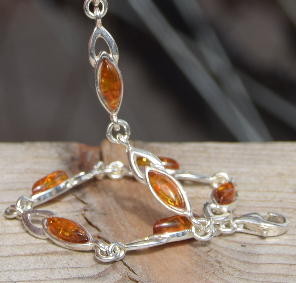 Leuchtendes, verstellbares Armband aus cognacfarbenem Naturbernstein und 925er Silber, MJ Baltica, BB104