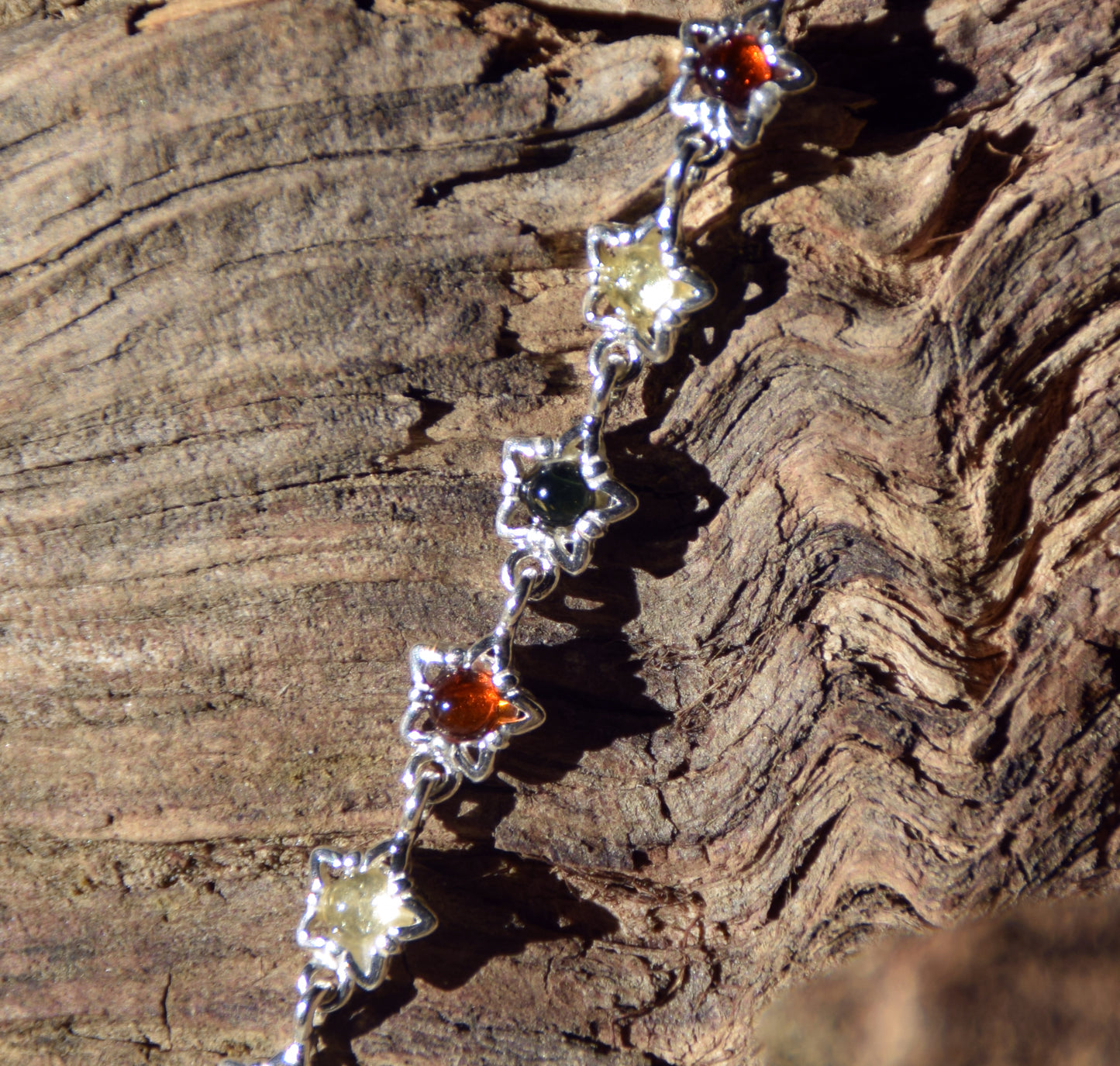 Delicato bracciale floreale creato in Ambra naturale di varie tonalità e Argento 925, MJ Baltica, BB108
