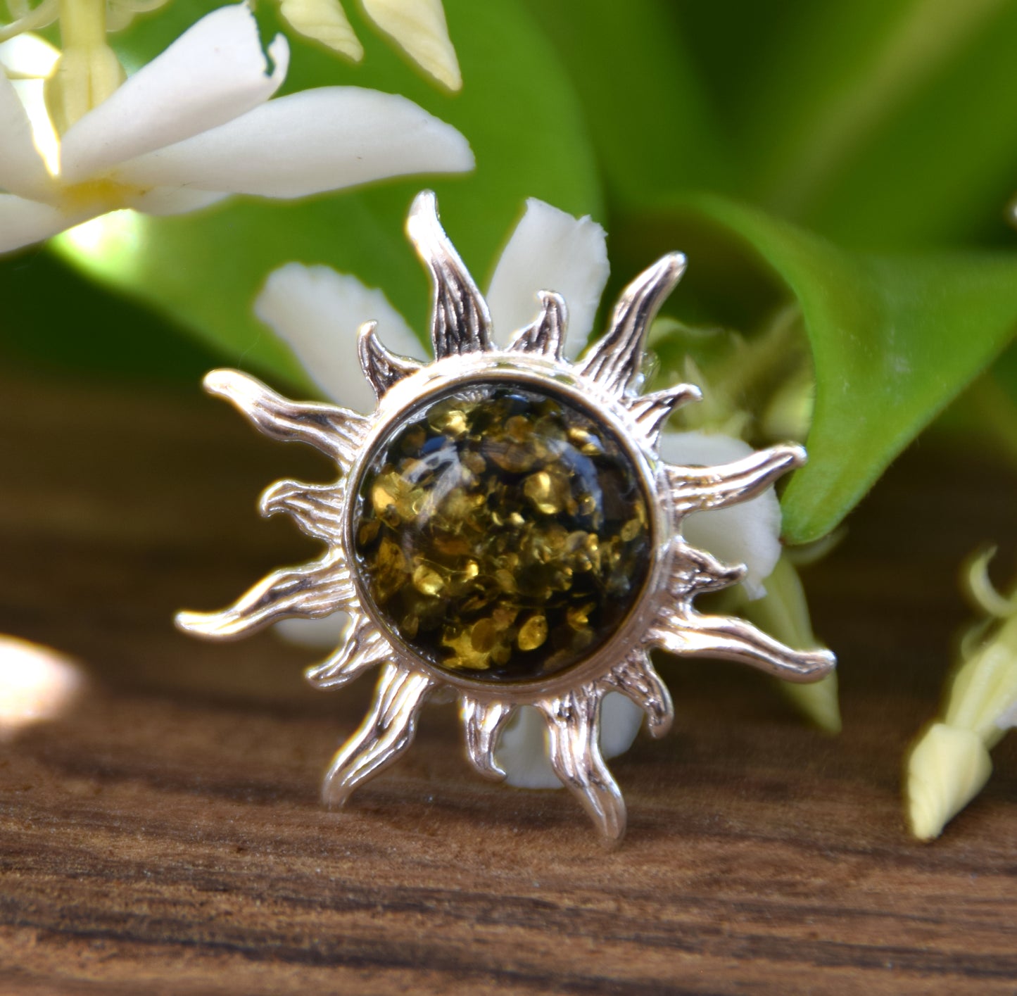 Luminosa spilla a forma di sole creata con Ambra naturale color verde e Argento 925, MJ Baltica, BBR054