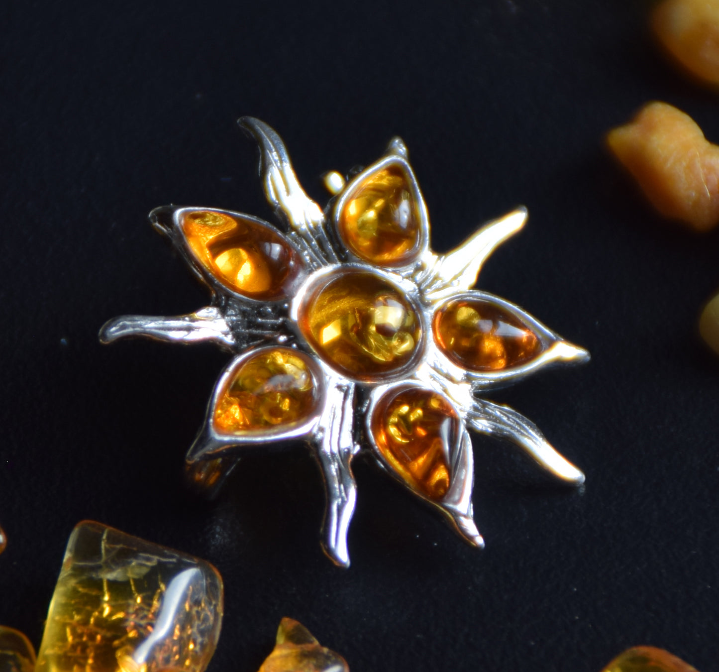 Spilla a forma di sole creata con mosaico di gemme di Ambra naturale color cognac e Argento 925, MJ Baltica, BBR059