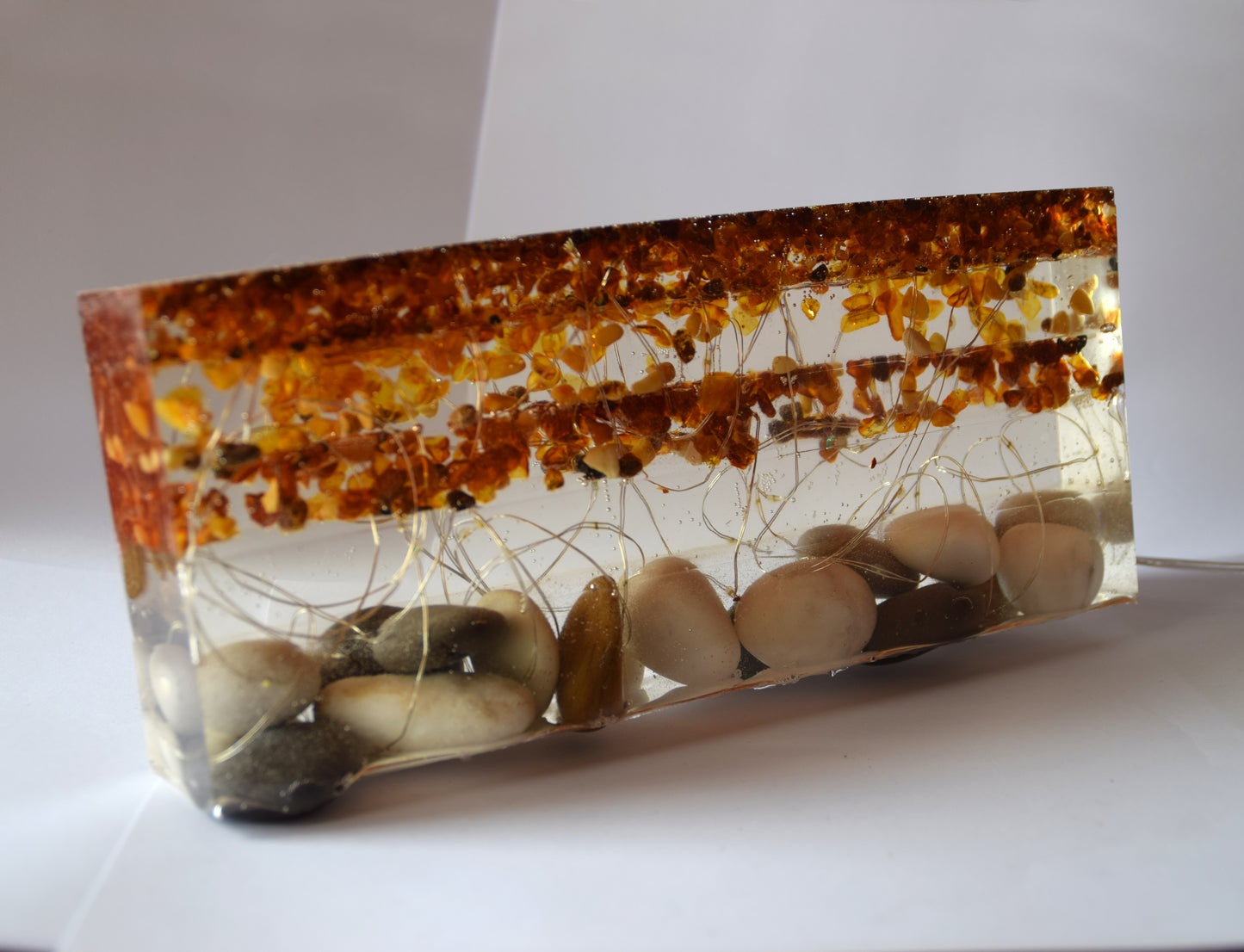 MJ Baltica, lampada, Ambra naturale Baltica, resina, pietre, mattone, forte, unica, attacco usb, grande, artigianale, BF018