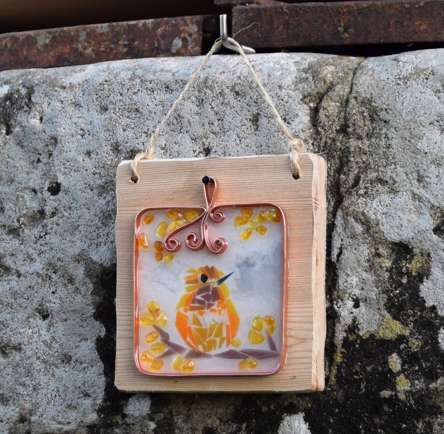 MJ Baltica, mosaico, Ambra naturale Baltica, quadretto, uccellino, resina, rame, artigianale, tridimensionale BF049