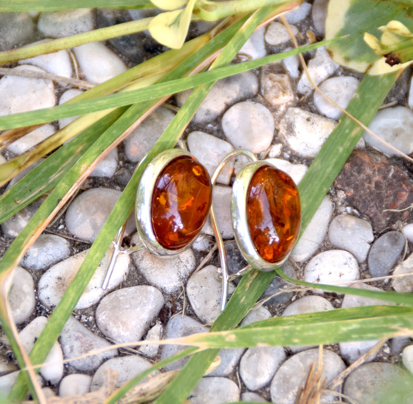 Luminosi orecchini con la monachella creati con Ambra ovale color cognac naturale e Argento 925, MJ Baltica, BK047