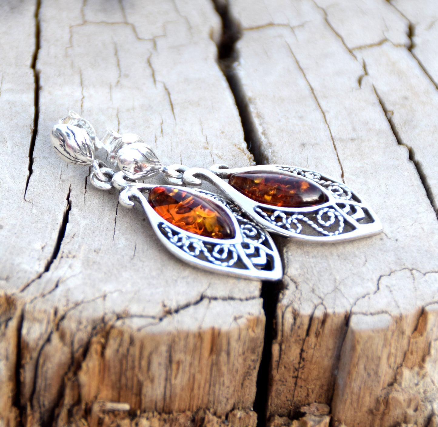 Classici orecchini pendenti con la filigrana di stile orientale con goccia di Ambra naturale color cognac e Argento 925, MJ Baltica, BK073