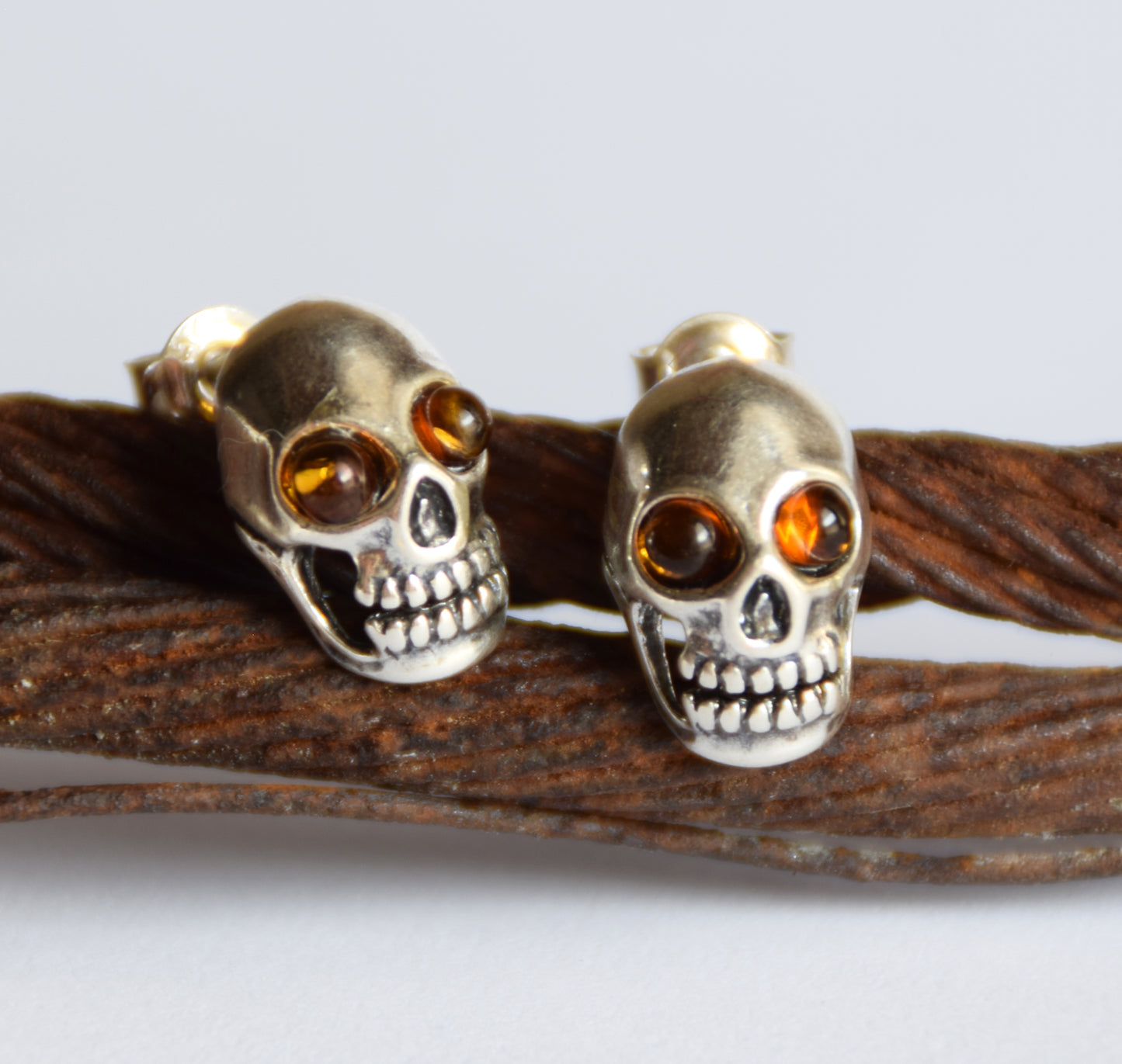 MJ Baltica, orecchini, Ambra naturale Baltica, Argento 925, teschio, a lobo, artigianale, BK183