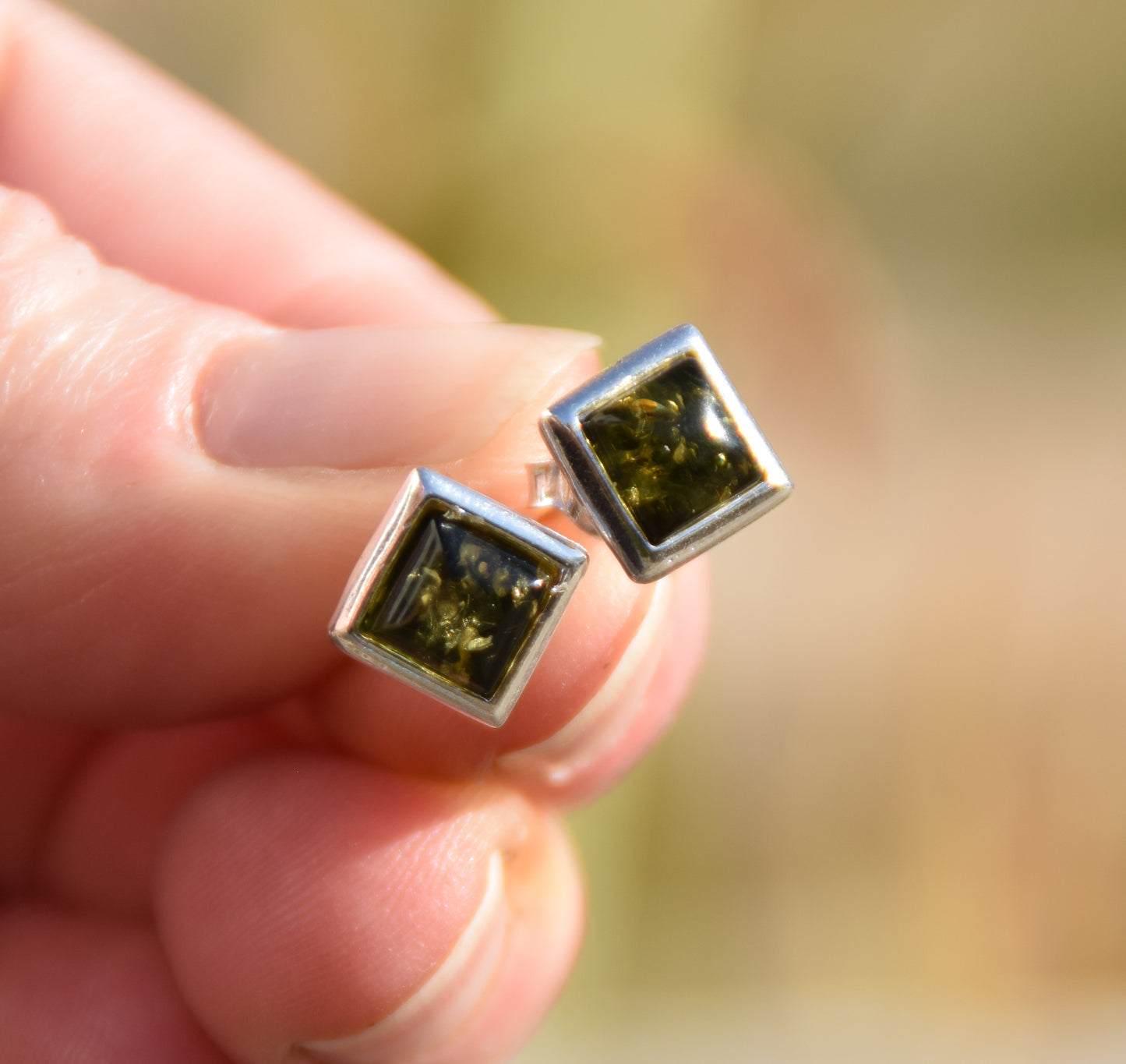 Essenziali orecchini quadrati creati con Ambra naturale di color verde e Argento 925, MJ Baltica, BK205