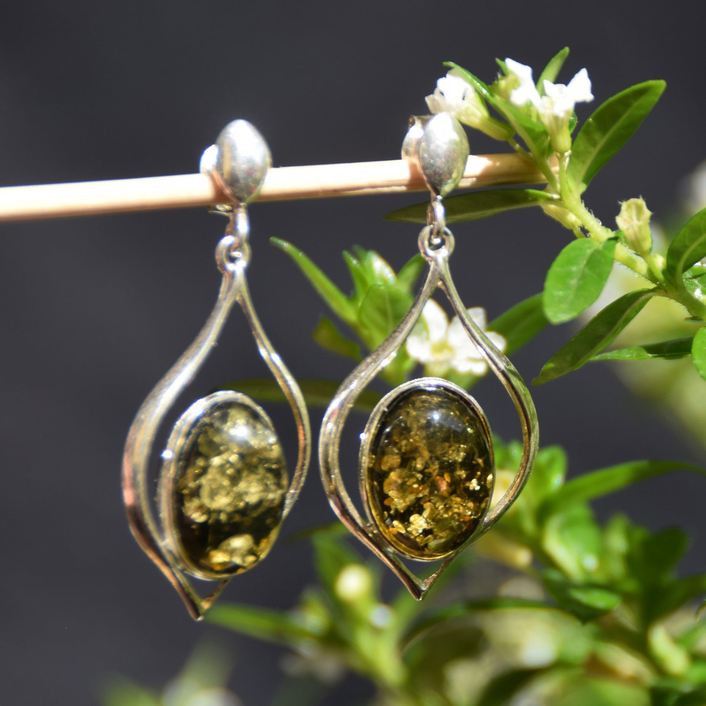 Eleganti orecchini pendenti con Ambra naturale color verde e Argento 925, MJ Baltica, BK229