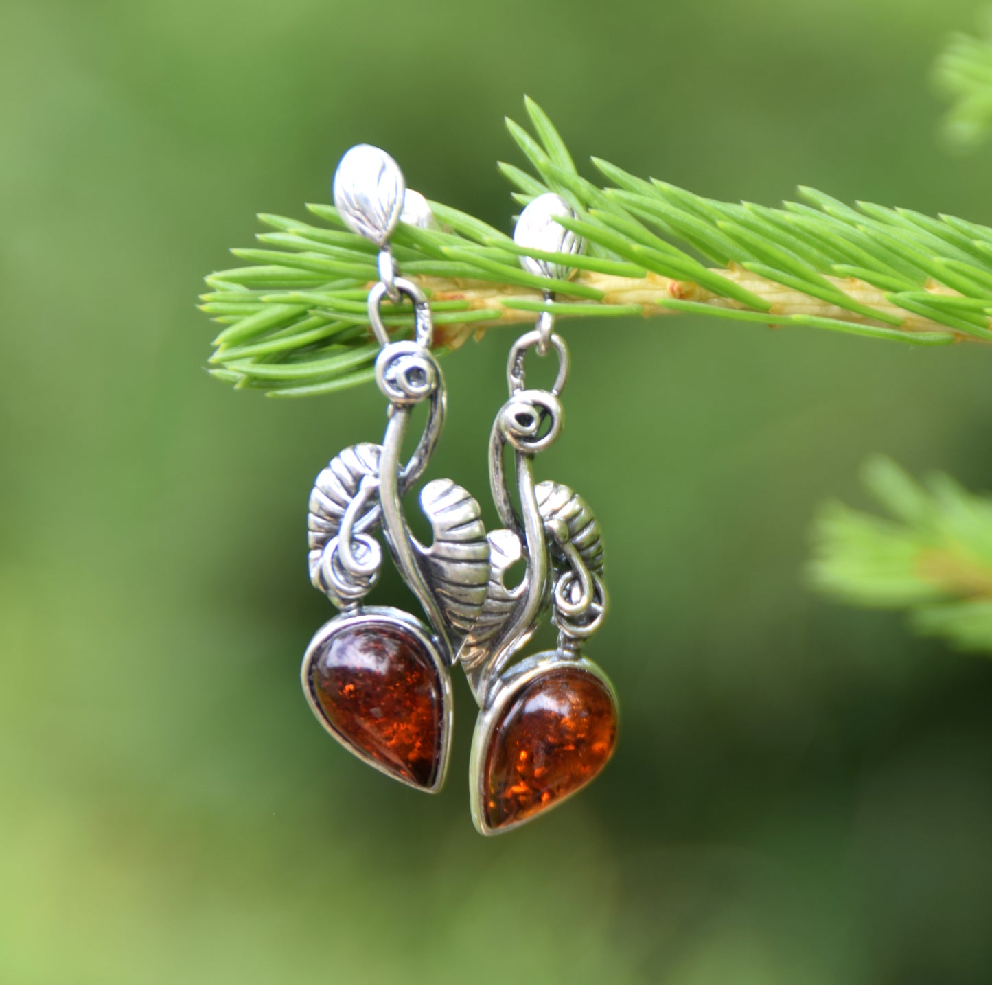 Classici orecchini stile vintage con Ambra naturale color cognac e Argento 925, MJ Baltica, BK238
