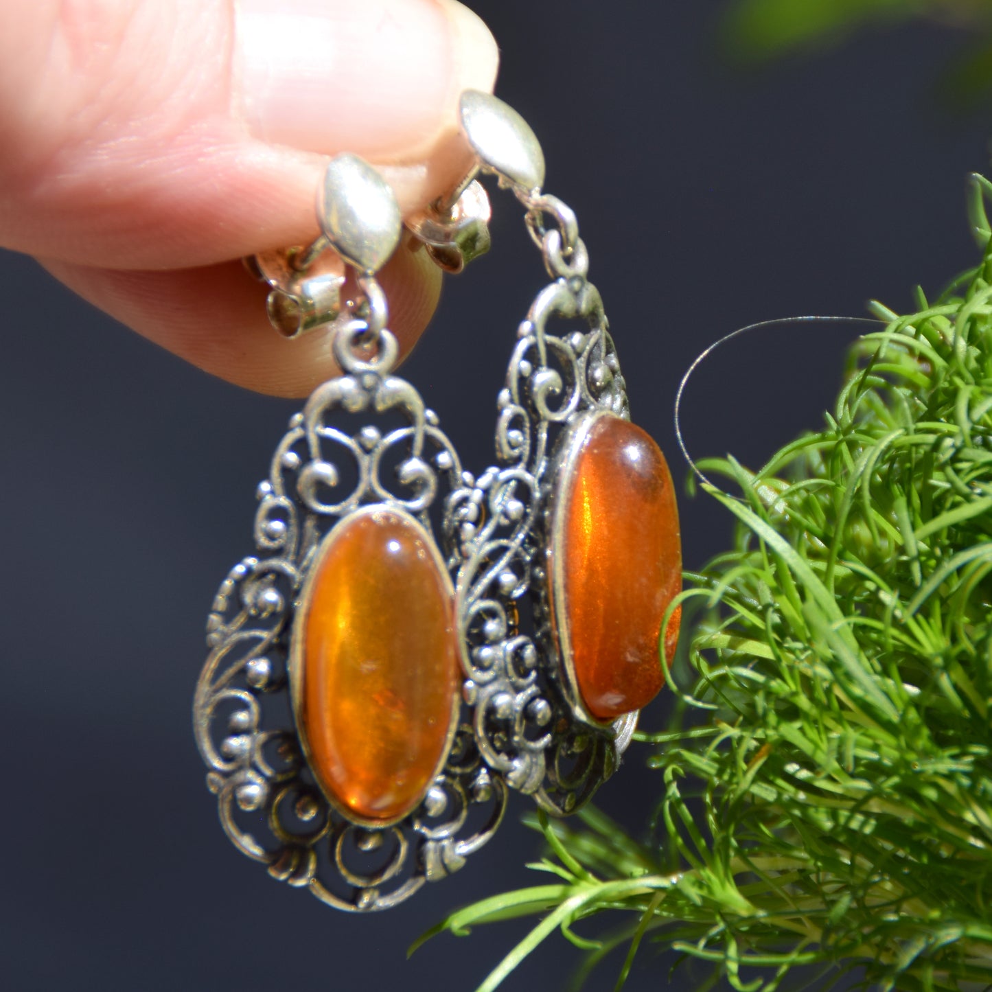 Klassische Vintage-Ohrringe mit Filigran aus Naturbernstein in Cognacfarbe und 925er Silber, MJ Baltica, BK252