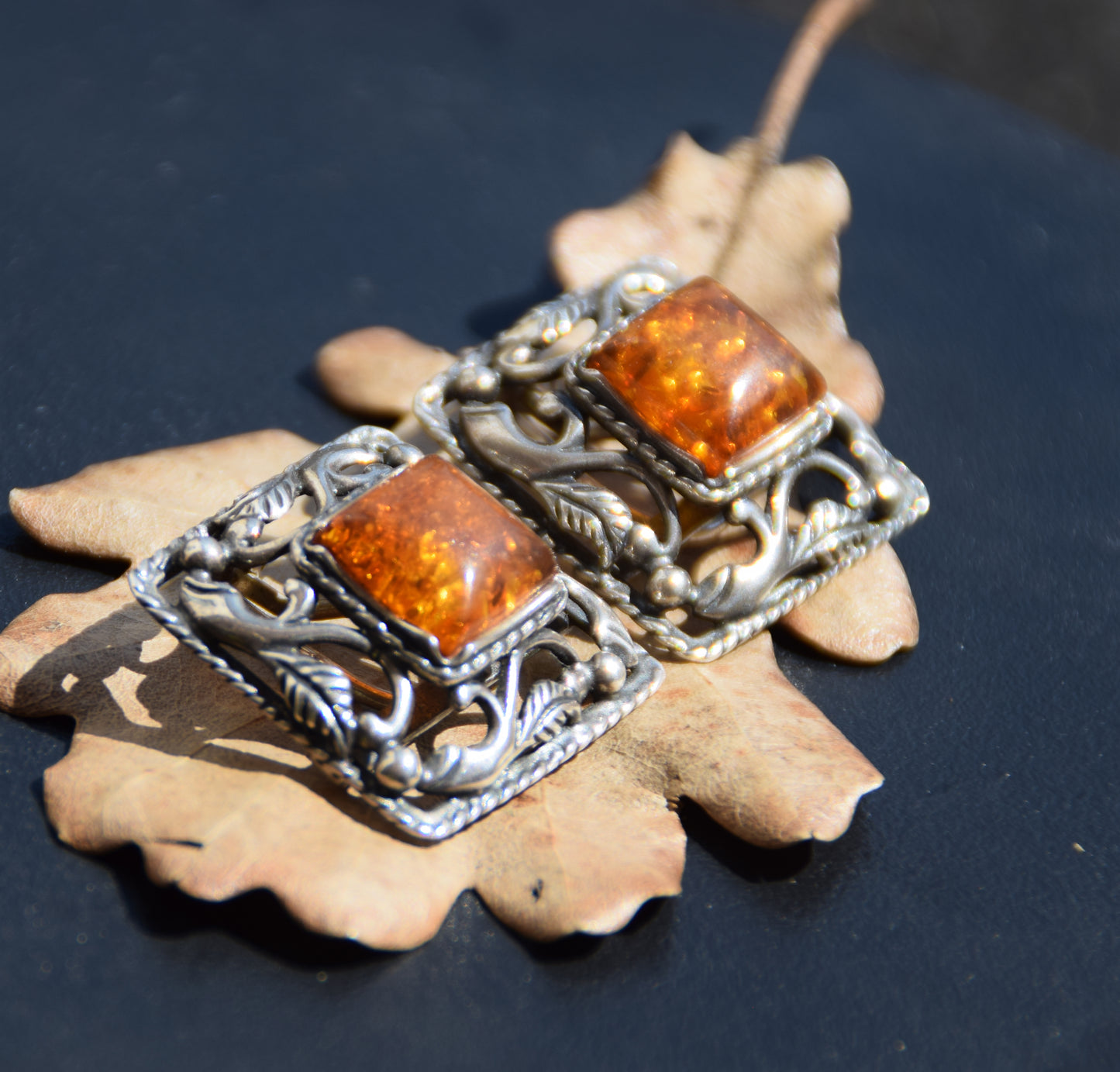 Orecchini a clip stile vintage con ambra cognac naturale e argento 925, MJ Baltica, BKK009