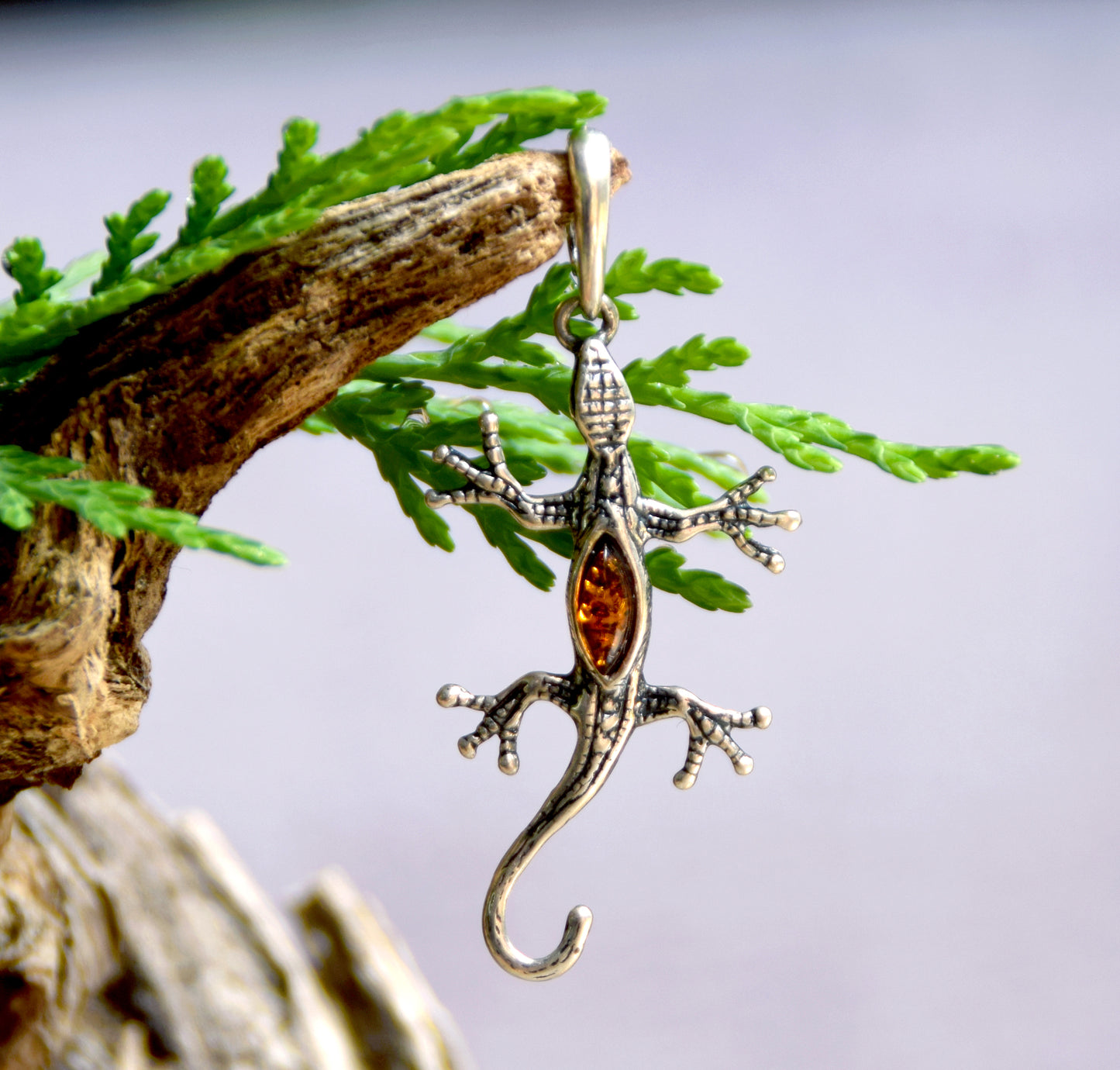 MJ Baltica, ciondolo, Ambra naturale Baltica, Argento 925, artigianale, rilievo, geco BW021