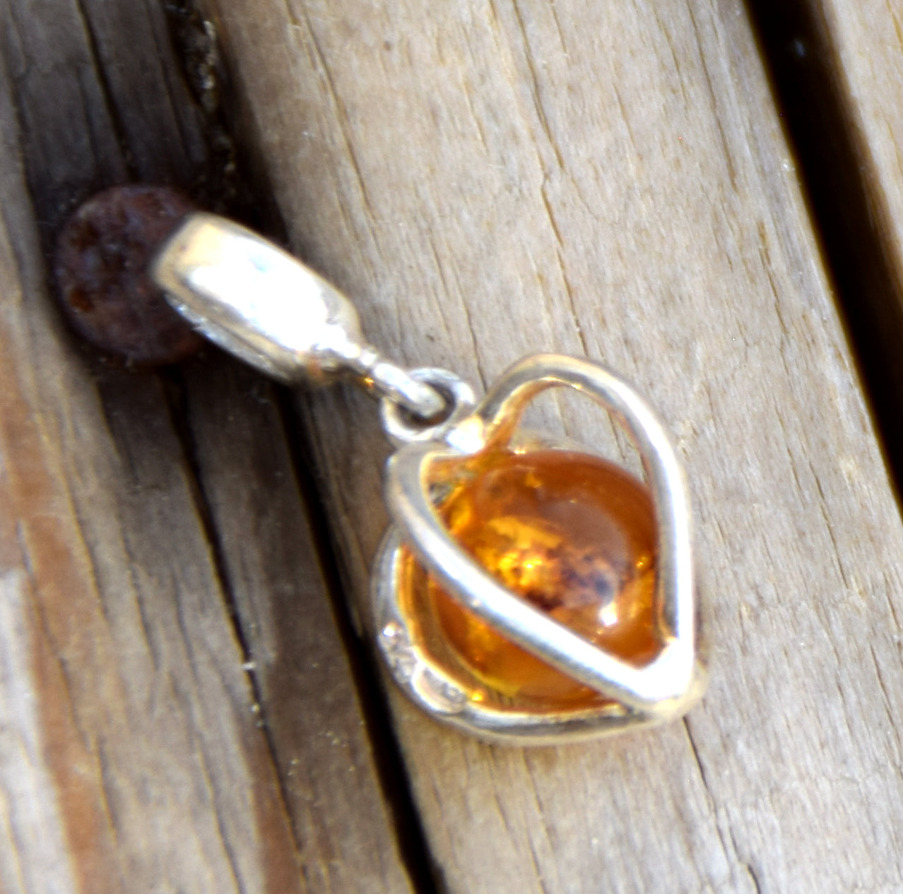 Delicate pendant with a cage-shaped heart in cognac-colored natural Amber and 925 Silver, MJ Baltica, BW318