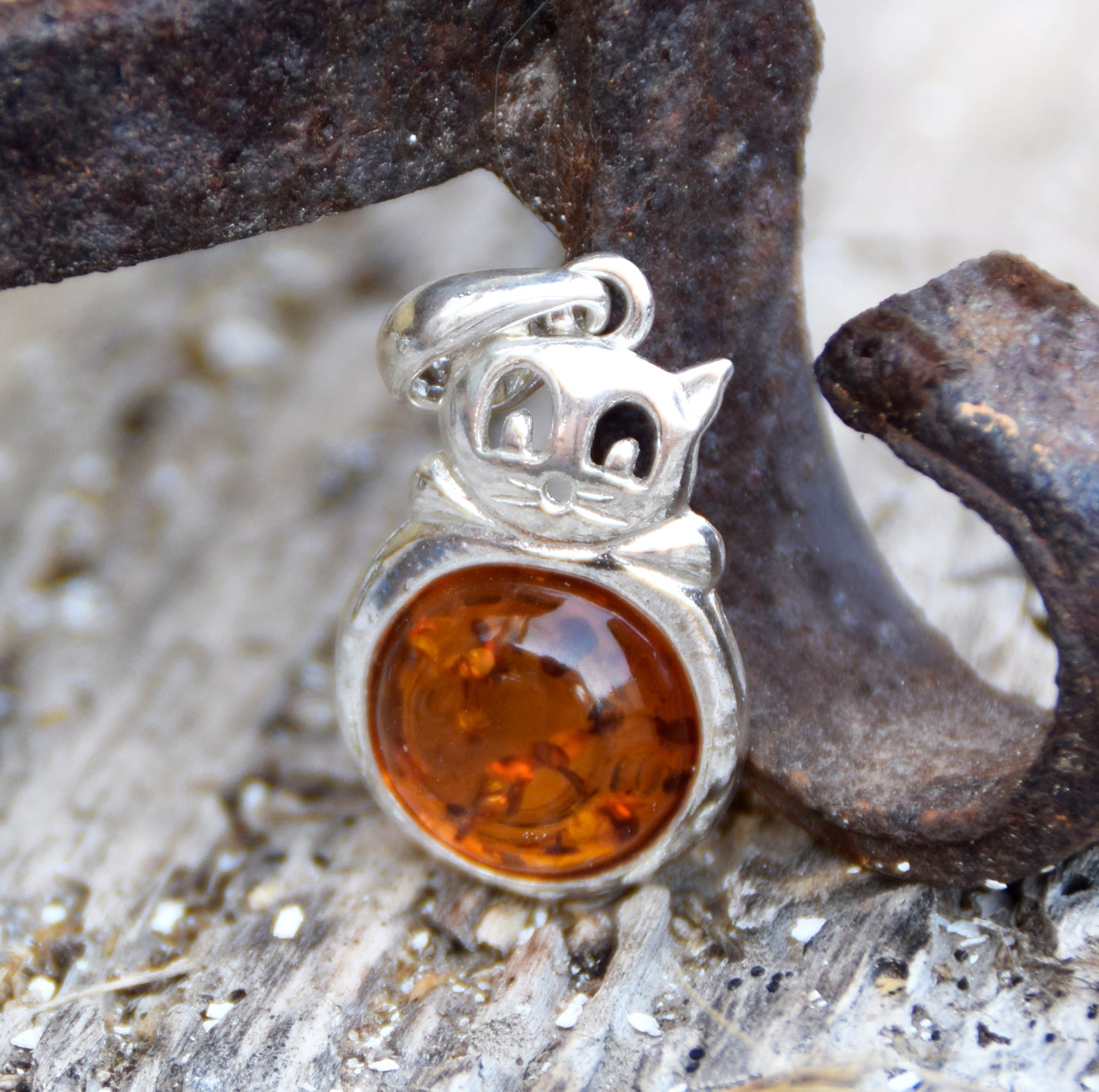 Delicate fat cat pendant in cognac-colored natural amber and 925 sterling silver, MJ Baltica, BW323