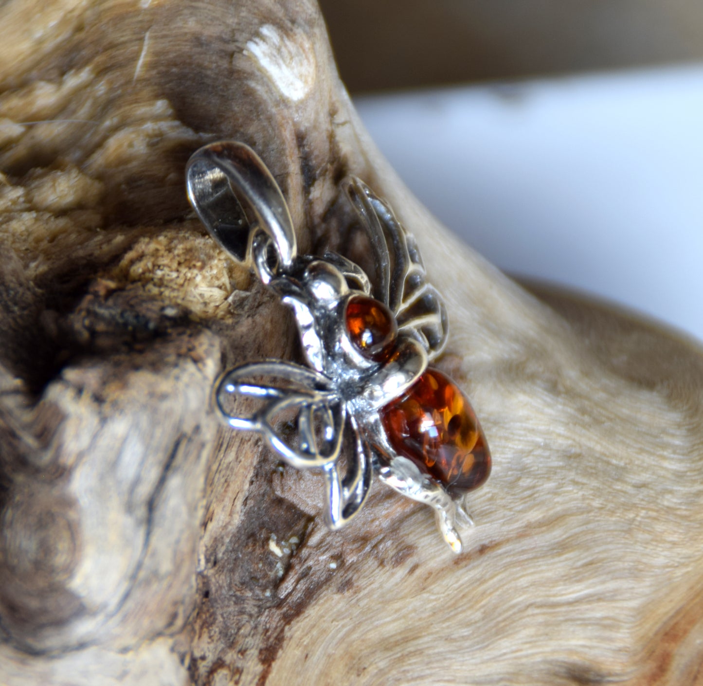 Ciondolo a forma di ape in Ambra naturale color cognac e Argento 925, MJ Baltica, BW345