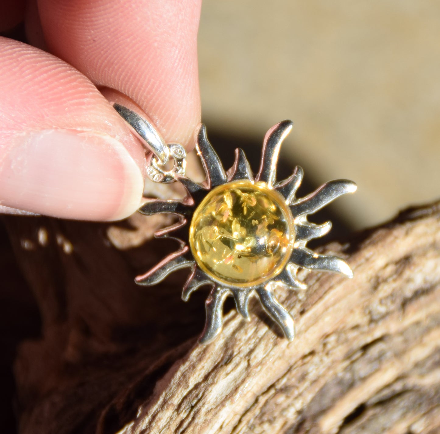 Luminoso ciondolo a forma di sole in Ambra naturale color oro e Argento 925, MJ Baltica, BW346