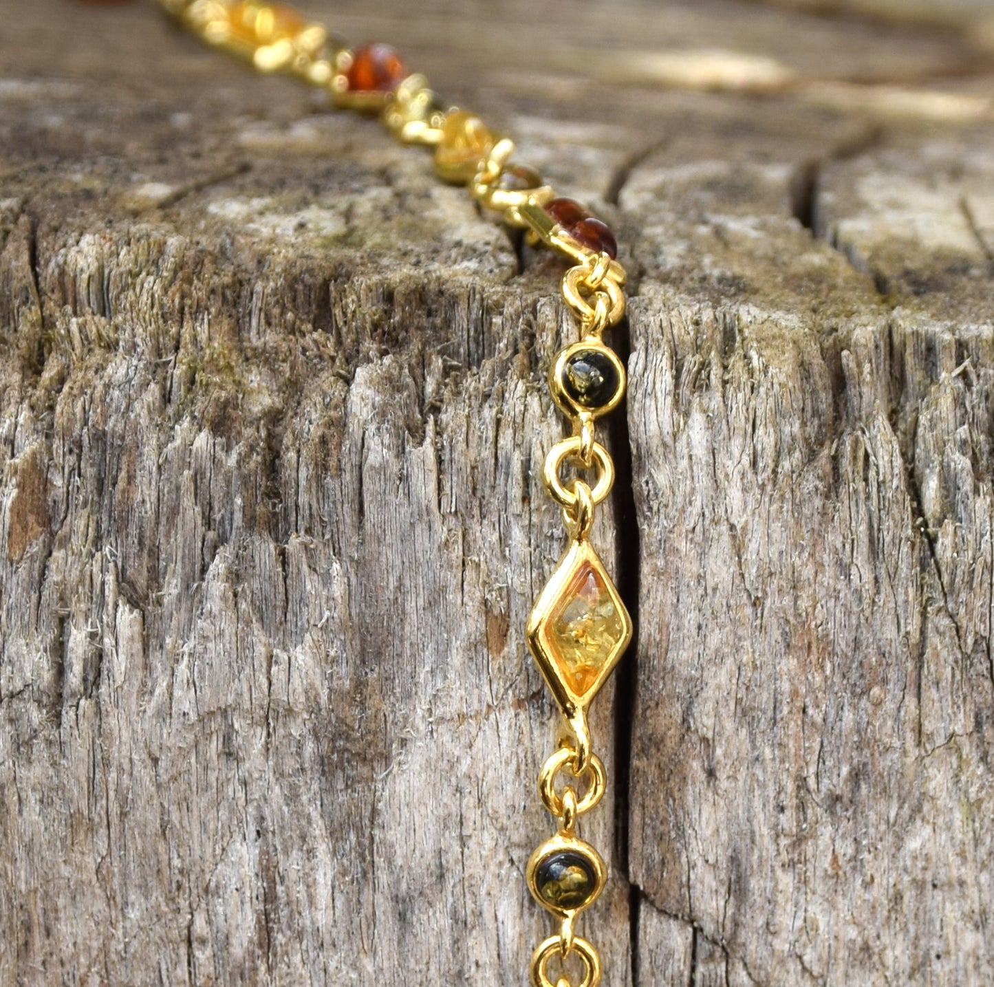 Delicato bracciale regolabile con Ambra naturale di varie tonalitĂ e Argento placcato in Oro 18k, MJ Baltica, BZB018