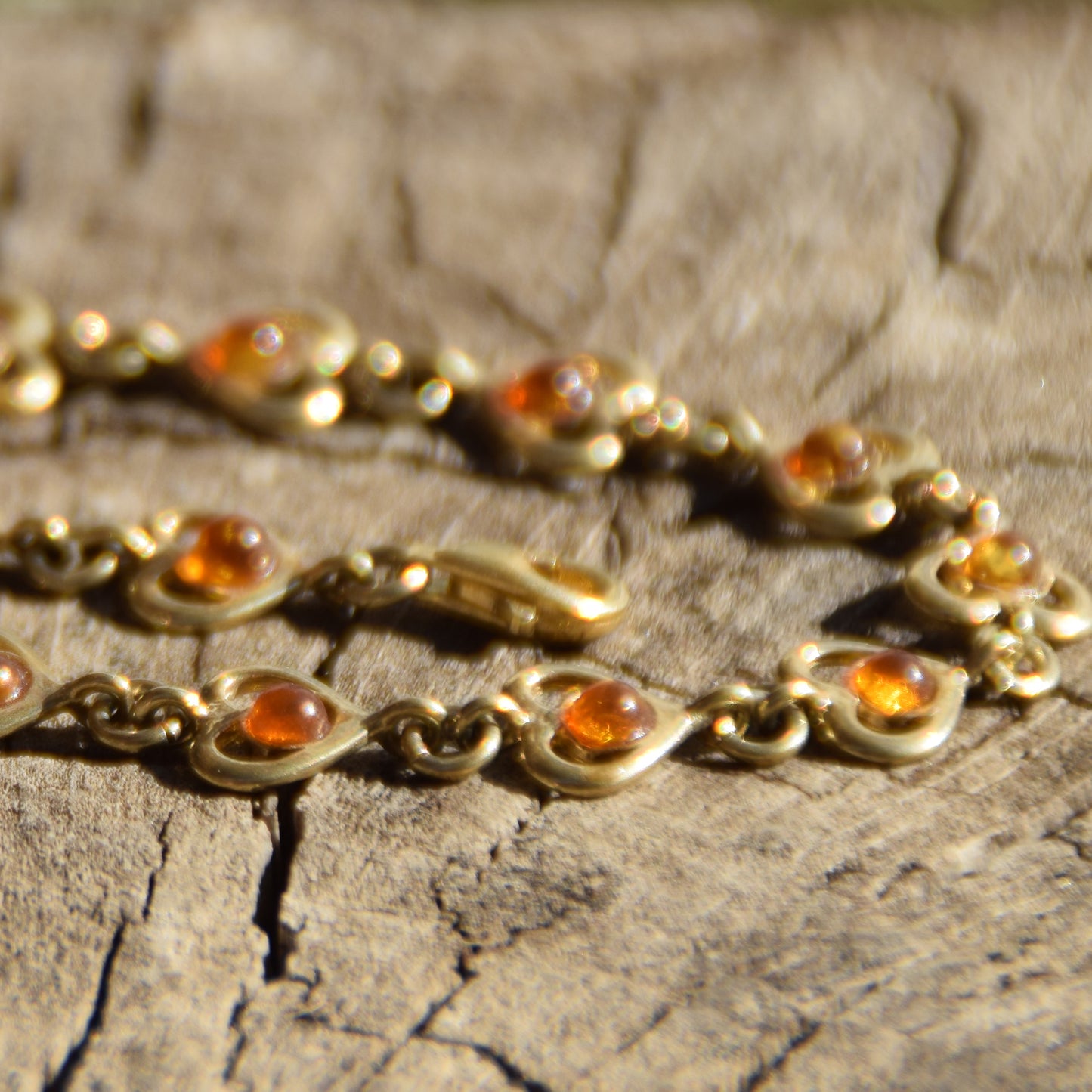 Romantico bracciale con la catena di cuori creato in Ambra naturale color cognac e Argento 925 placcato in Oro 18k, MJ Baltica, BZB042