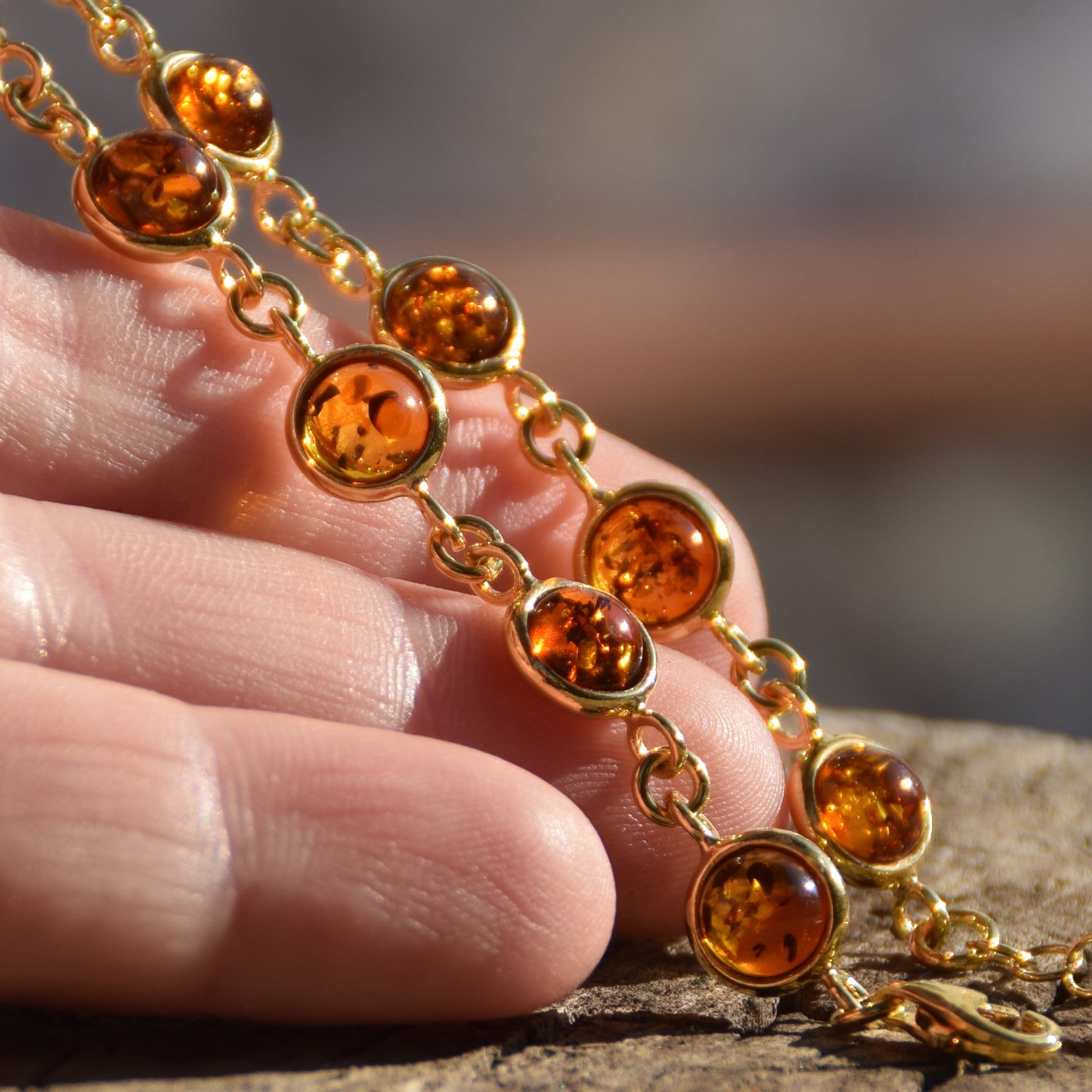 Delicato bracciale in Ambra naturale di color cognac in Argento placcato in Oro 18k, MJ Baltica, BZB049