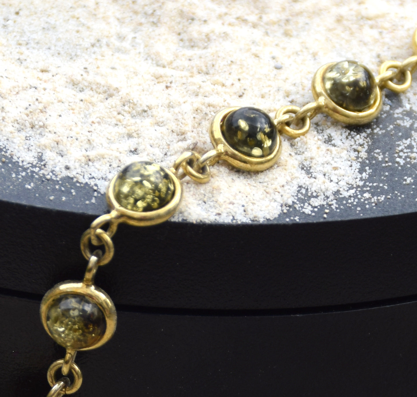 Luminoso bracciale in stile essenziale con Ambra naturale color verde e Argento 925 placcato in Oro 18k, MJ Baltica, BZB069