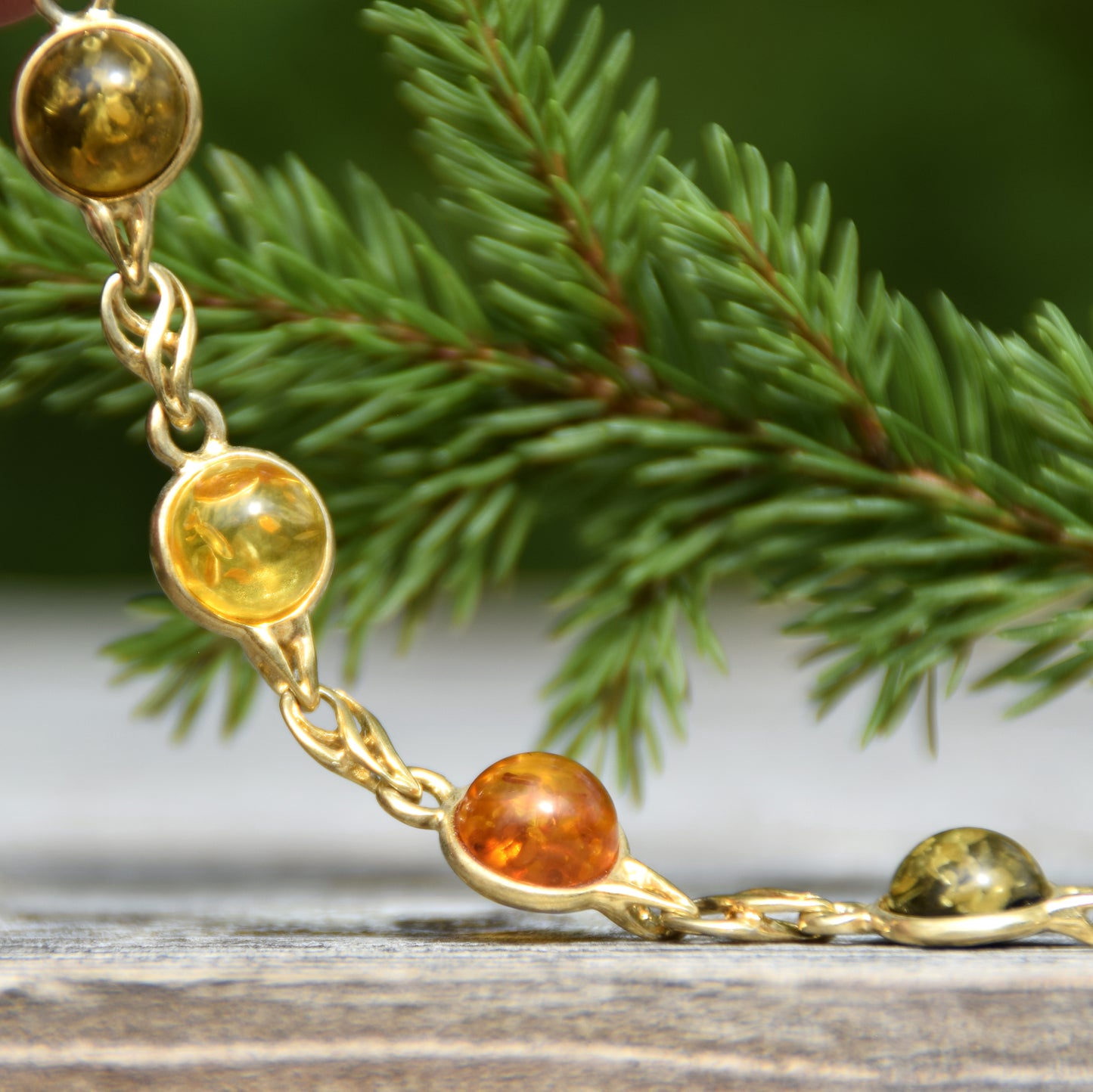Elegante bracciale con Ambra naturale di varie tonalitĂ e Argento 925 placcato in Oro 18k, MJ Baltica, BZB076