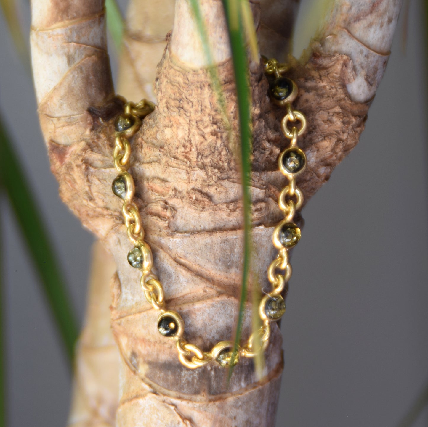 Delicato bracciale in Ambra naturale di color verde in Argento placcato in Oro 18k, MJ Baltica, BZB077