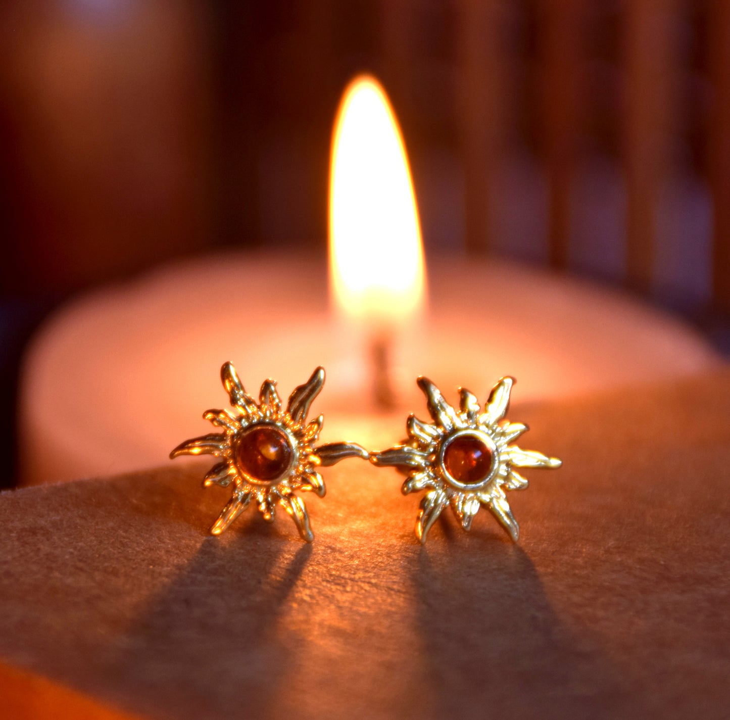 Orecchini a forma di sole con Ambra naturale color cognac e Argento 925 placcato in Oro 18k, MJ Baltica, BZK072