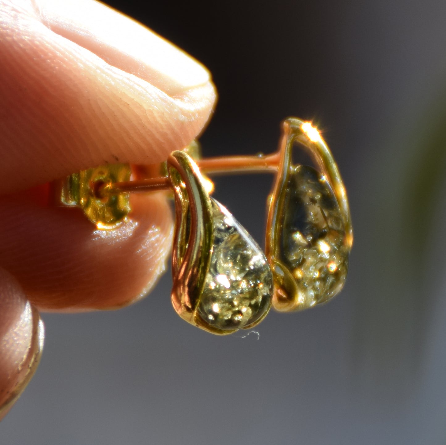Orecchini a goccia con Ambra naturale color verde e Argento 925 placcato in Oro 18 carati, MJ Baltica, BZK103
