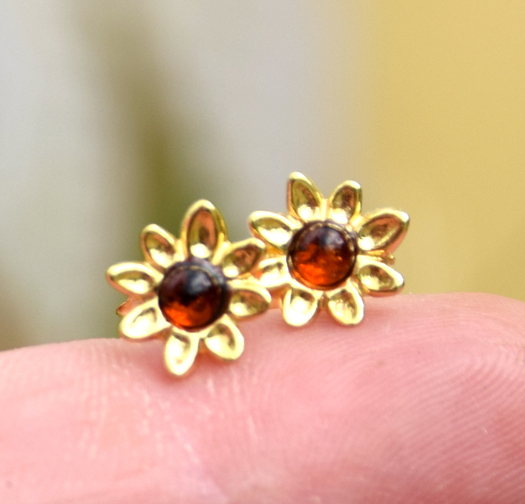 Eleganti orecchini con fiore creati in Ambra naturale color cognac e Argento 925 placcato in Oro 18 carati, MJ Baltica, BZK134