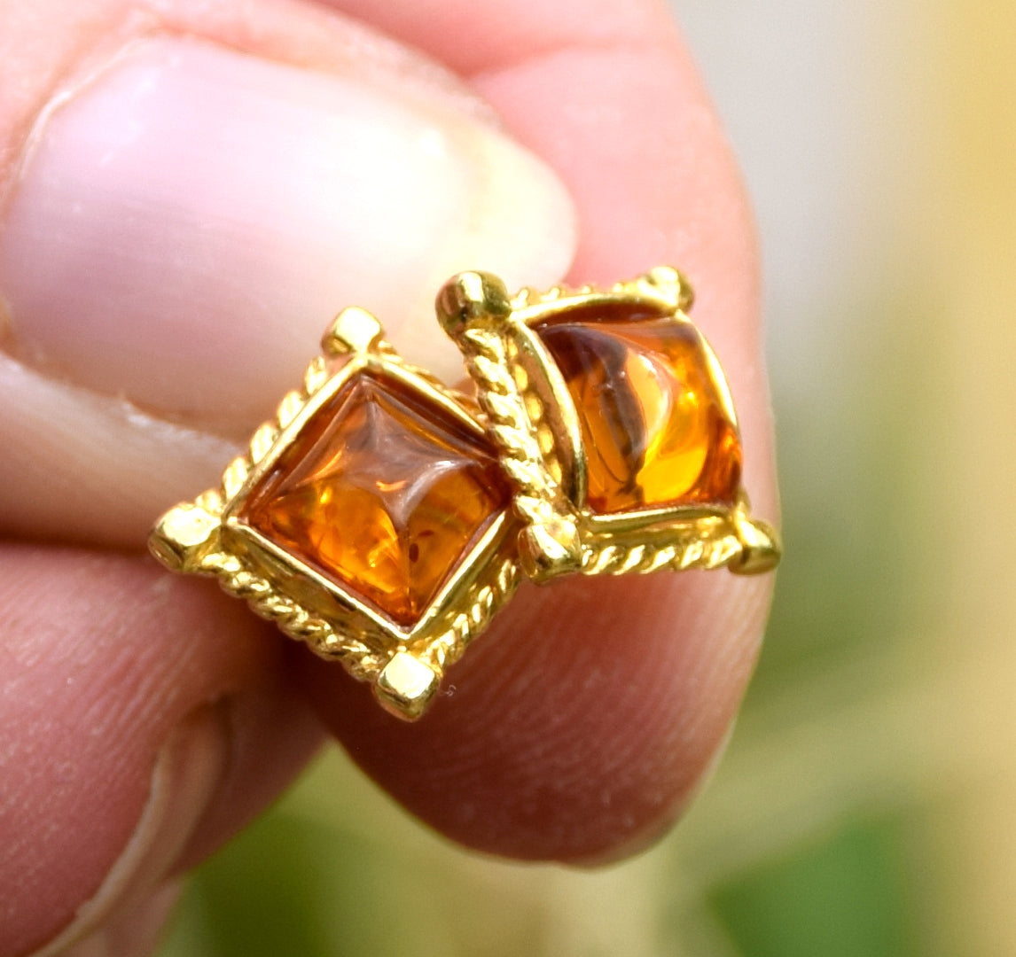 Eleganti orecchini a rombo con Ambra naturale color cognac e Argento 925 placcato in Oro 18 carati, MJ Baltica, BZK137