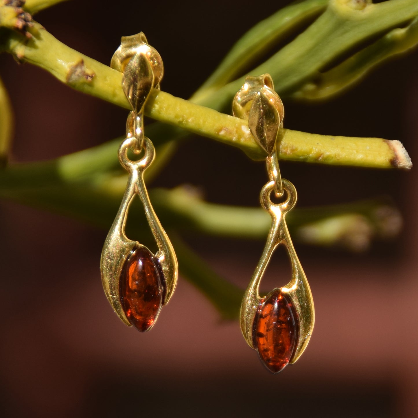 Delicati orecchini a goccia con Ambra naturale color cognac e Argento placcato in Oro 18k, MJ Baltica, BZK155