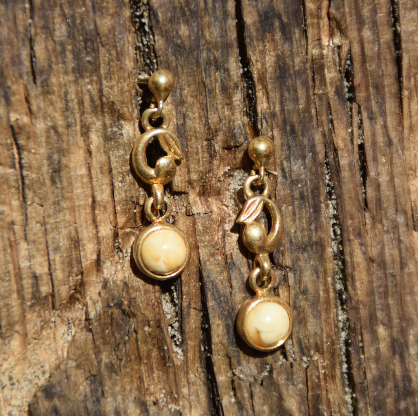 Orecchini pendenti creati con Ambra naturale Baltica e Argento placcato in Oro 18k BZK160