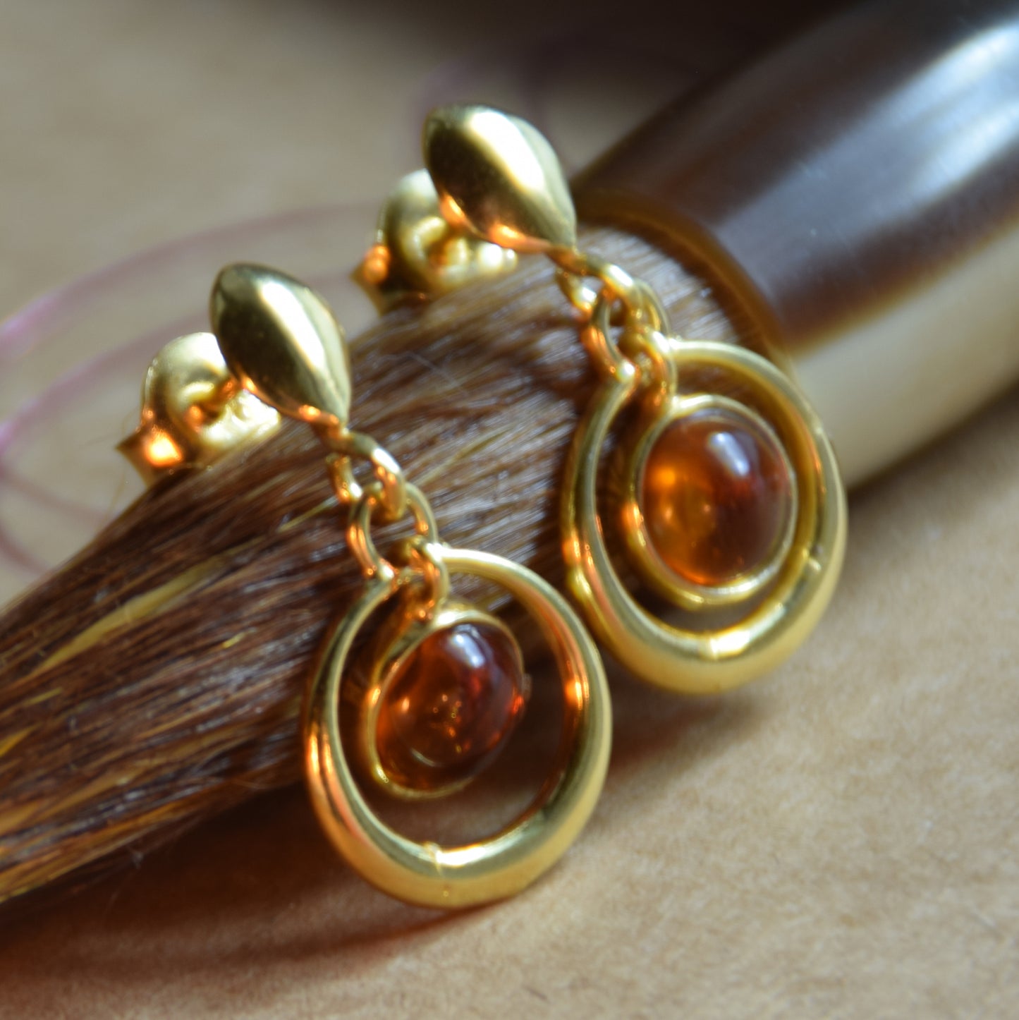 Orecchini con gemma rotonda in Ambra naturale color cognac e Argento 925 placcato in Oro 18k, MJ Baltica, BZK172