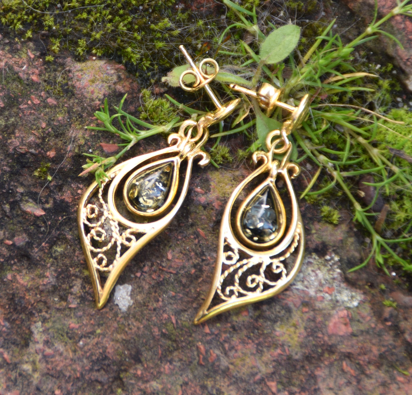 Oriental earrings with natural green amber filigree and 18k gold-plated 925 sterling silver, MJ Baltica, BZK178