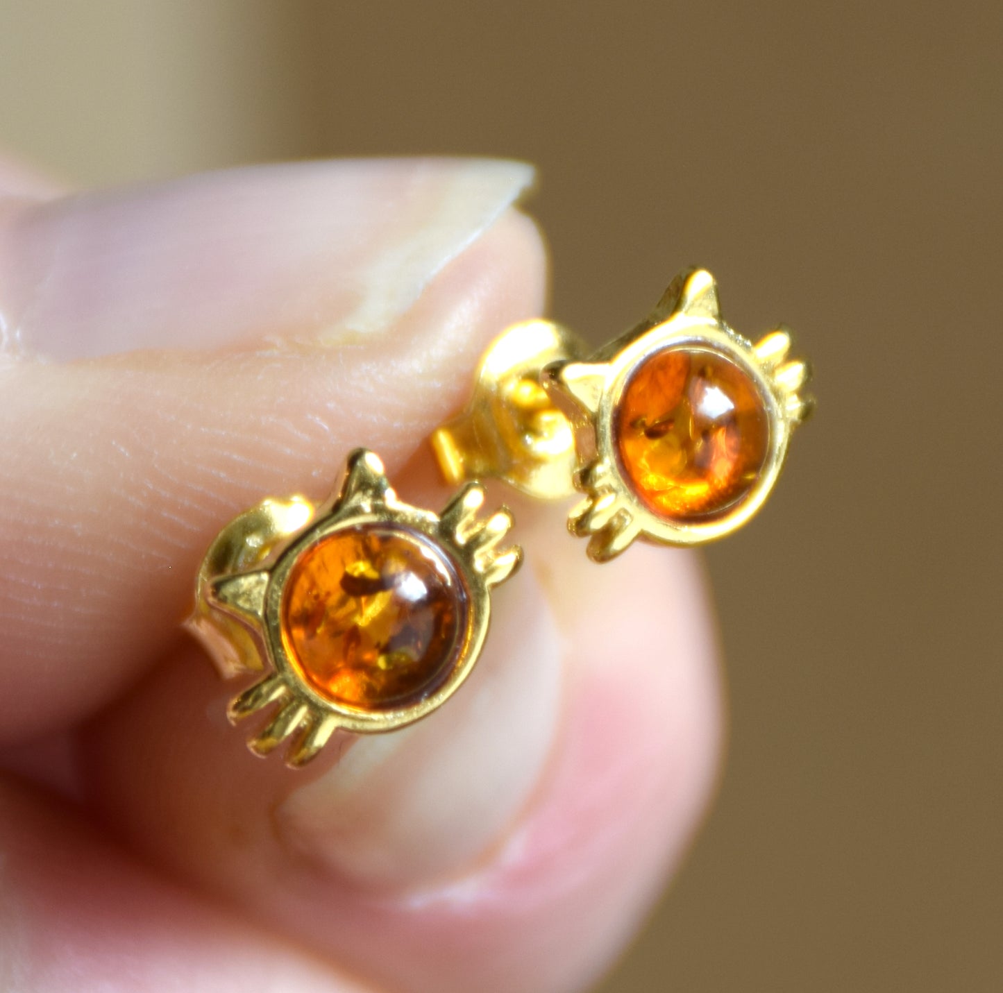 Orecchini a gattino con Ambra naturale color cognac e Argento 925 placcato in Oro 18k, MJ Baltica, BZK186