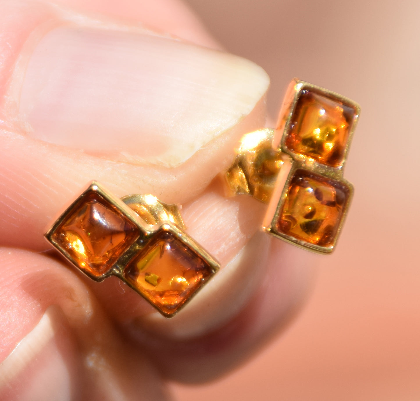 Ohrstecker im schlichten Stil mit naturbelassenem cognacfarbenem Bernstein und 18 Karat vergoldetem Silber, MJ Baltica, BZK192