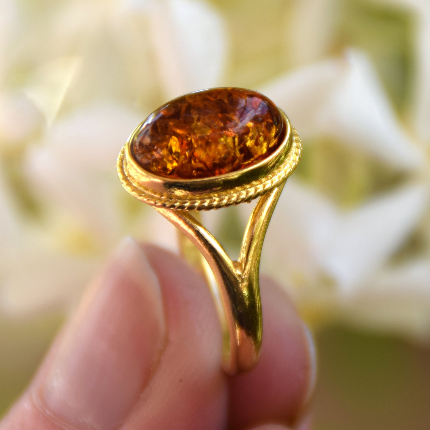 Anello stile vintage con Ambra cognac e Argento placcato in Oro 18k, MJ Baltica, BZP052