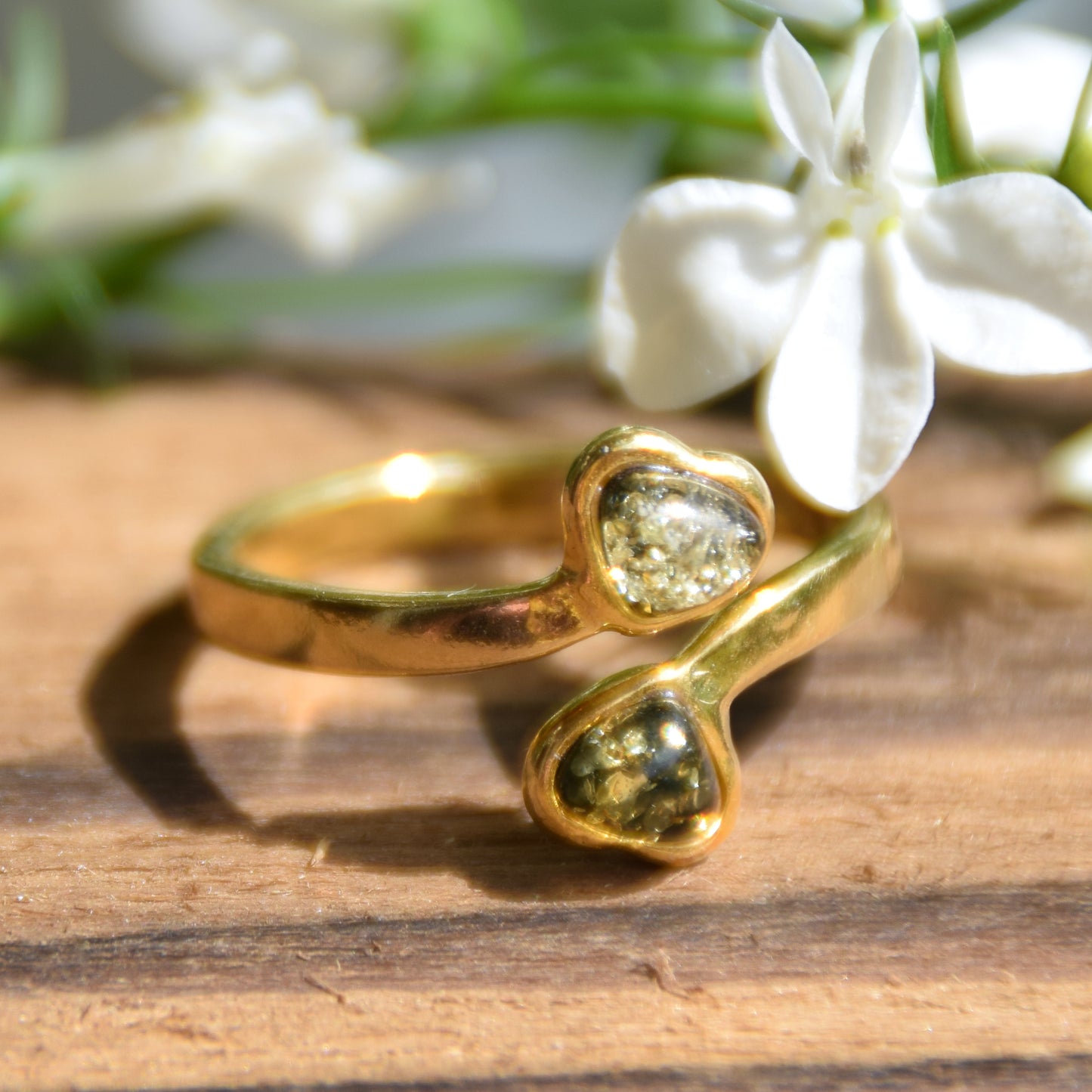 Delicato anello con due cuori in Ambra naturale color verde e Argento placcato in Oro 18 carati, MJ Baltica, BZP054