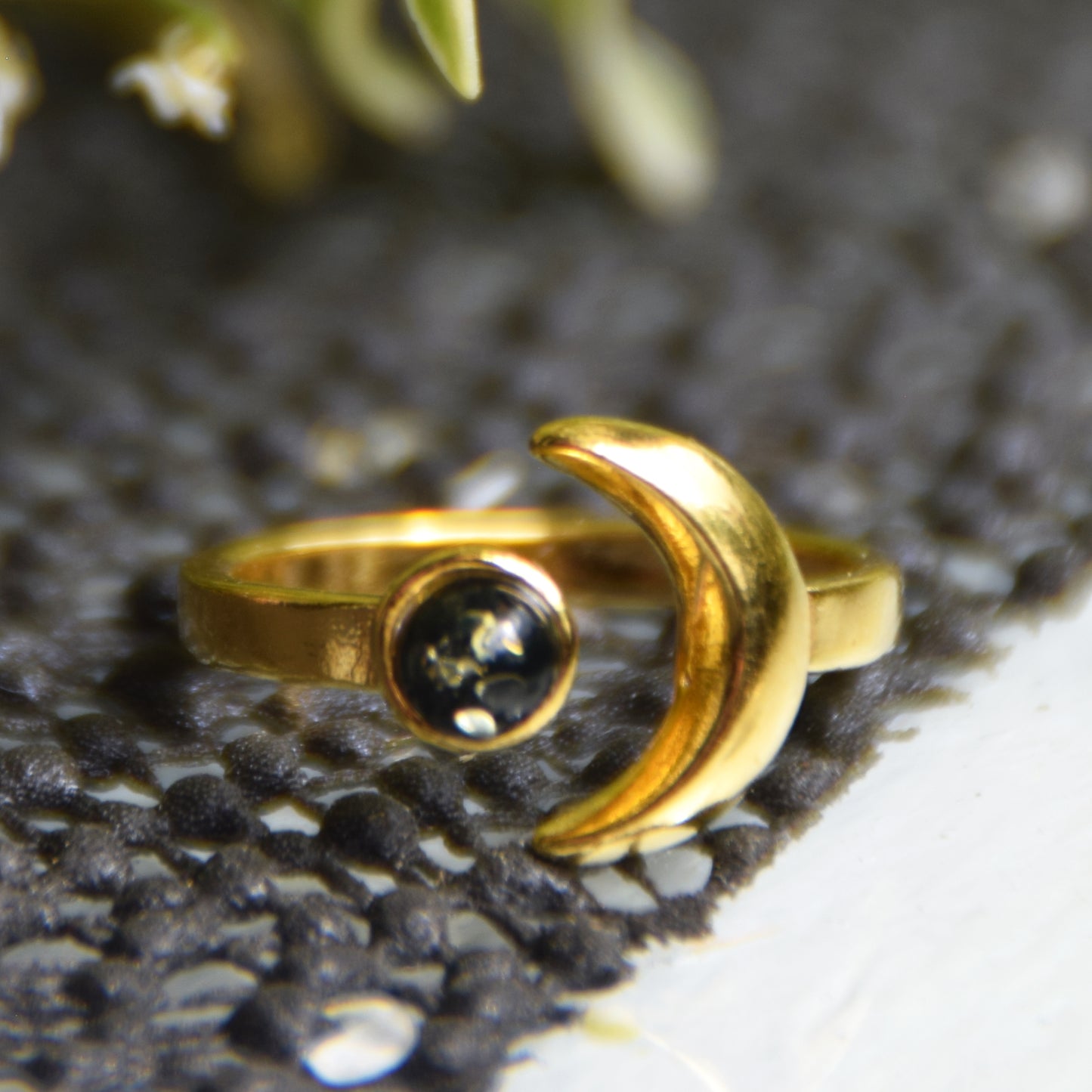 Delicato anello con sole e luna in Ambra naturale color verde e Argento placcato in Oro 18 carati, MJ Baltica, BZP056