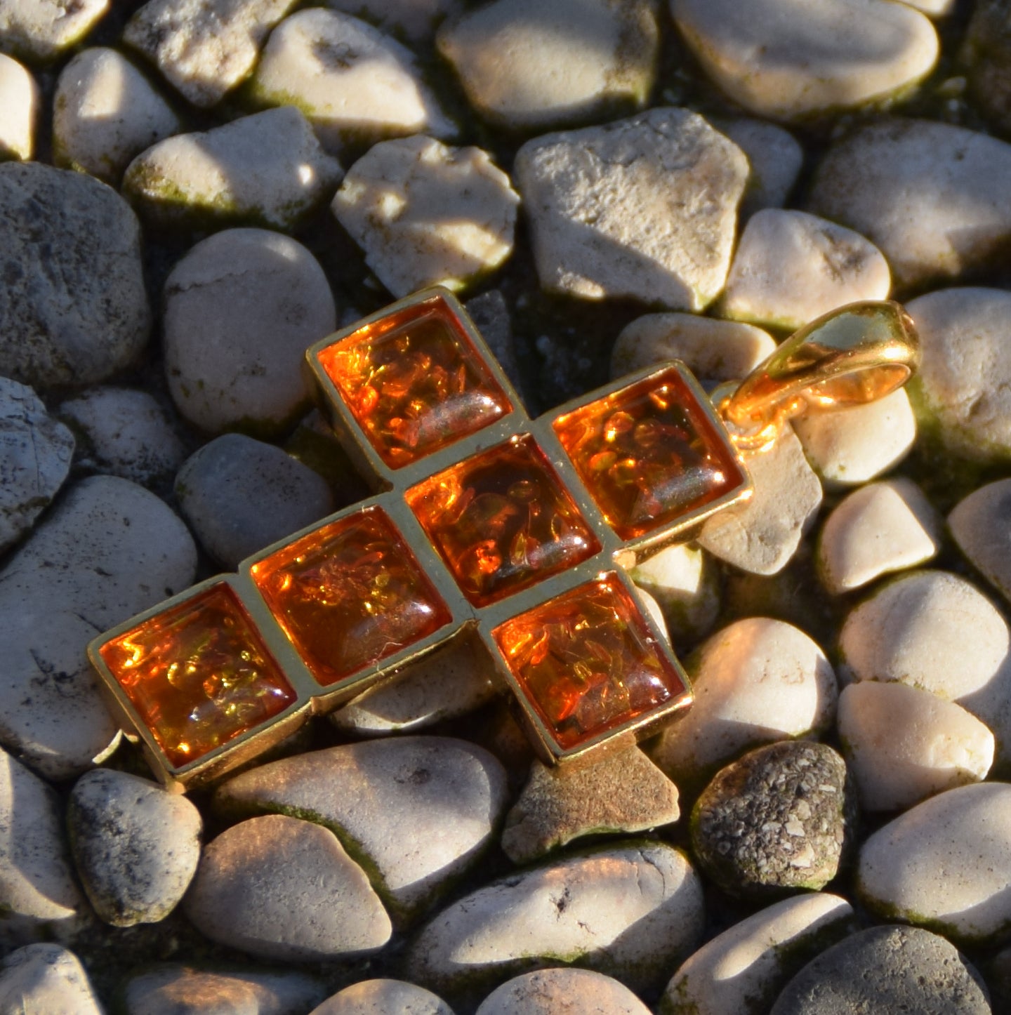 Cognac-colored natural Amber and 18k Gold-plated Silver cross pendant, MJ Baltica, BZW002