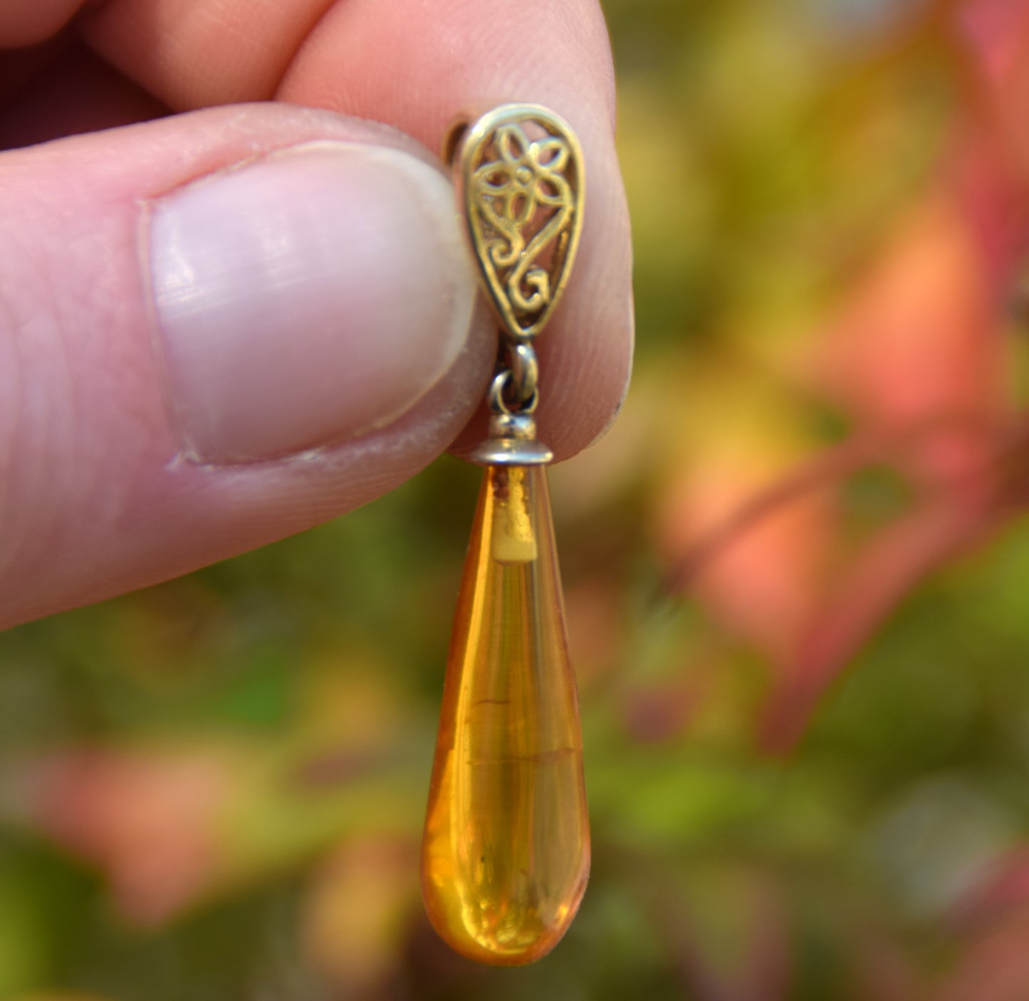Classic pendant with cognac-colored natural Amber drop and 18k Gold plated Silver, MJ Baltica, BZW176