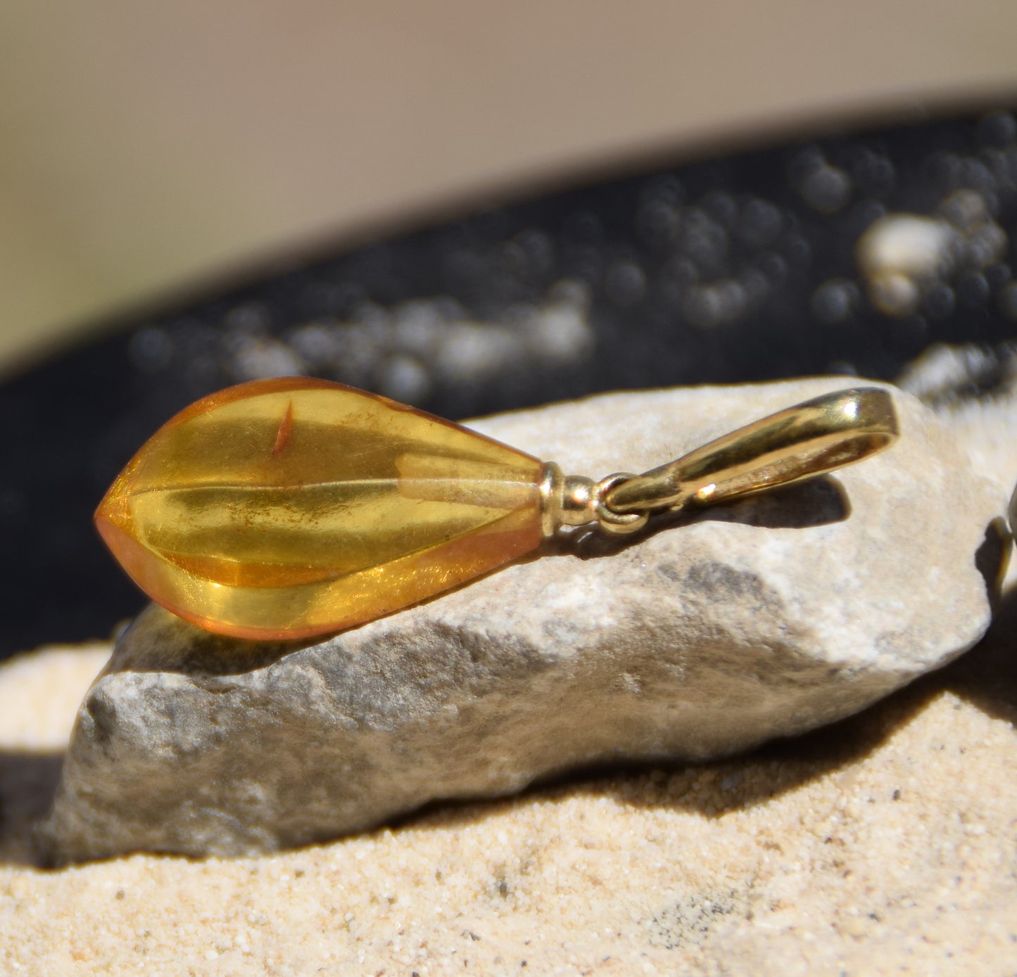 Classic drop pendant with cognac-colored natural Amber and 18k Gold-plated Silver, MJ Baltica, BZW177