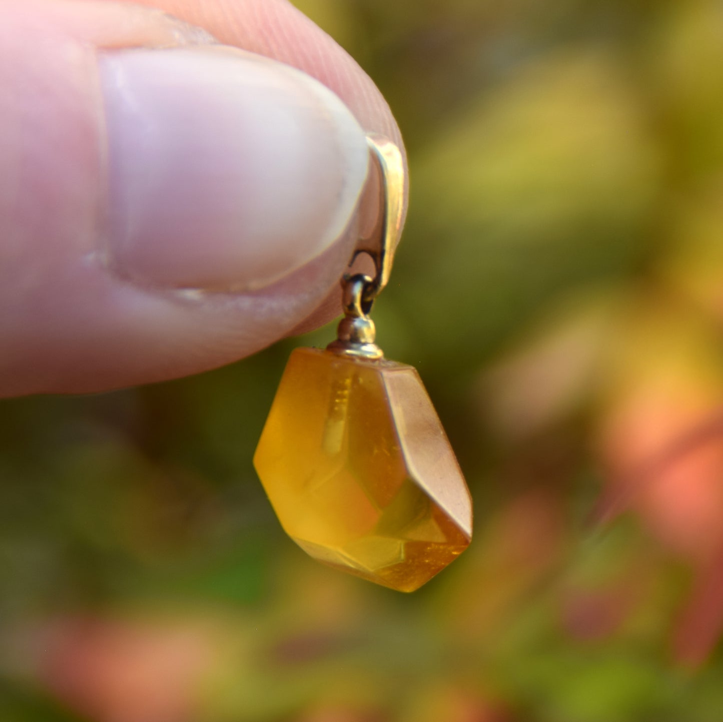 Classic pendant with natural cognac-colored Amber gemstone and 18k Gold-plated Silver, MJ Baltica, BZW178