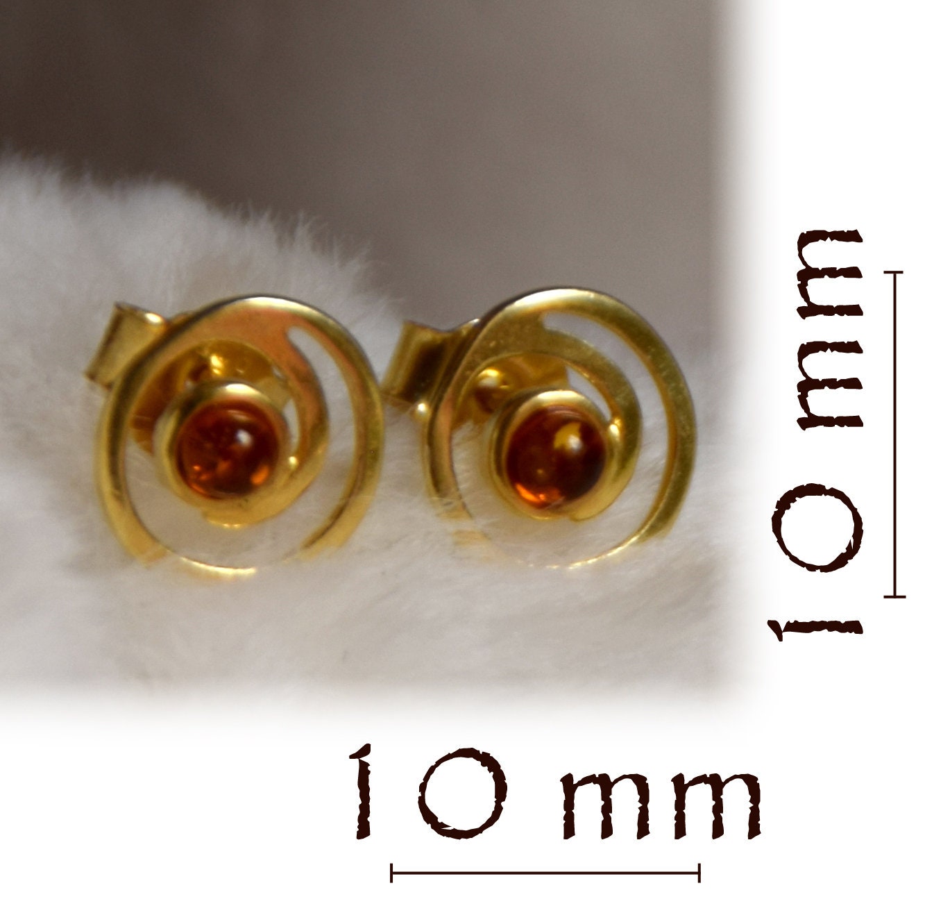 Glänzende Ohrstecker mit natürlichem Cognac-Bernstein und 18 Karat vergoldetem 925er Silber, MJ Baltica, BZK025