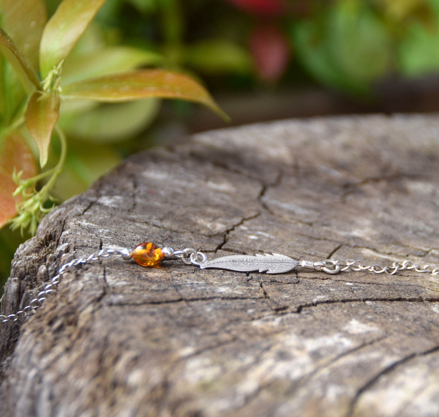 Delicato bracciale con luminosa piuma in Ambra naturale color cognac e Argento 925, MJ Baltica, BB005