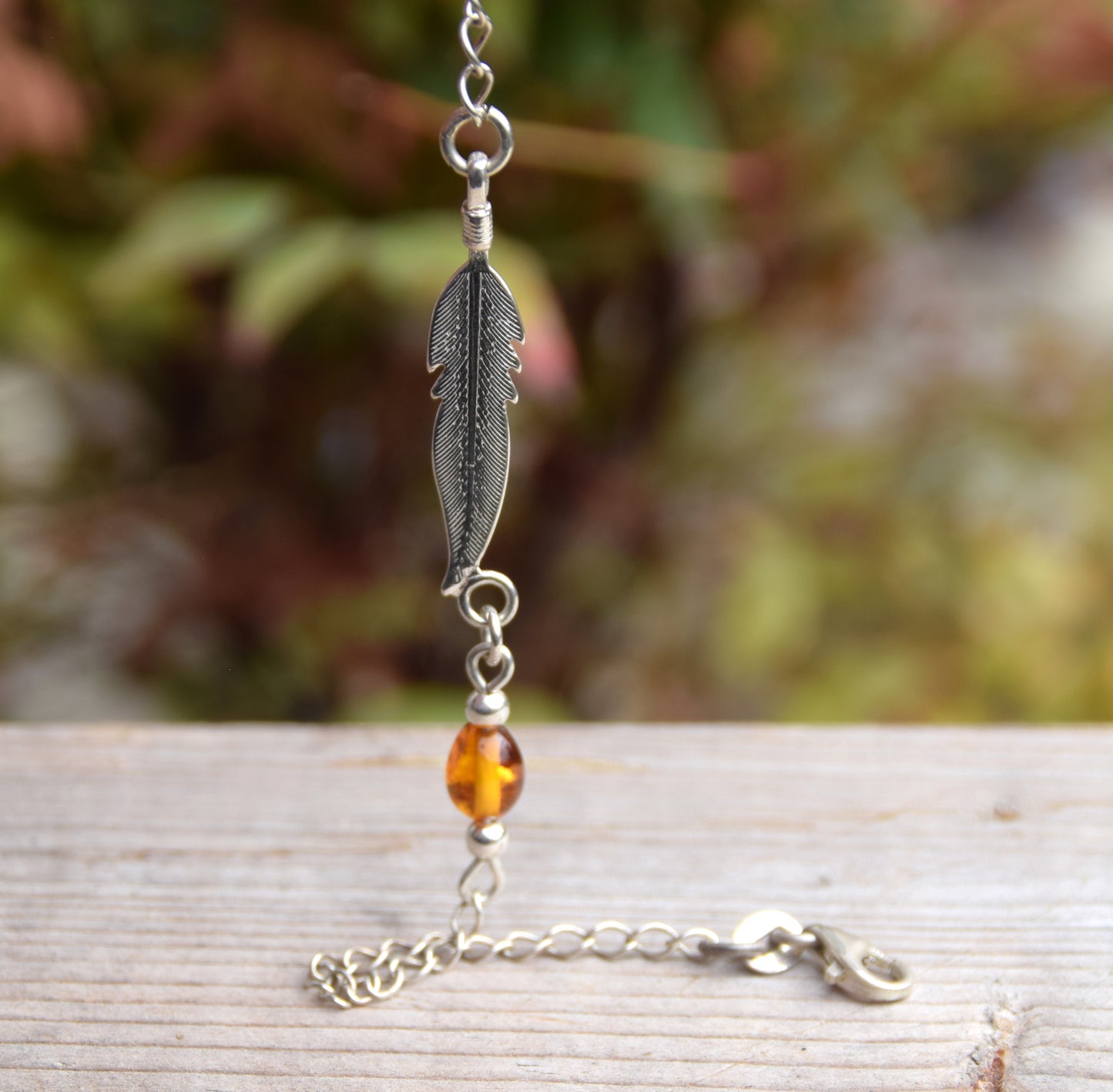 Delicato bracciale con luminosa piuma in Ambra naturale color cognac e Argento 925, MJ Baltica, BB005