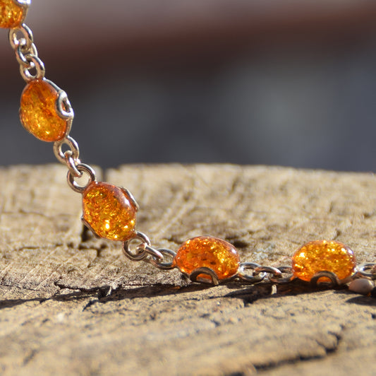 Luminoso bracciale regolabile a catena creato in Ambra naturale color cognac e Argento 925, MJ Baltica, BB008