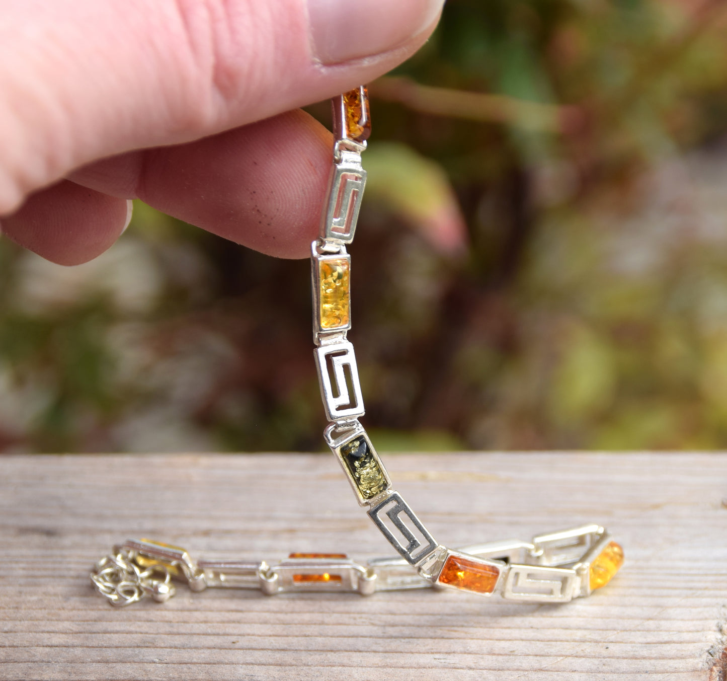 Elegante bracciale lineare in Ambra naturale di varie tonalità e Argento 925, MJ Baltica, BB010