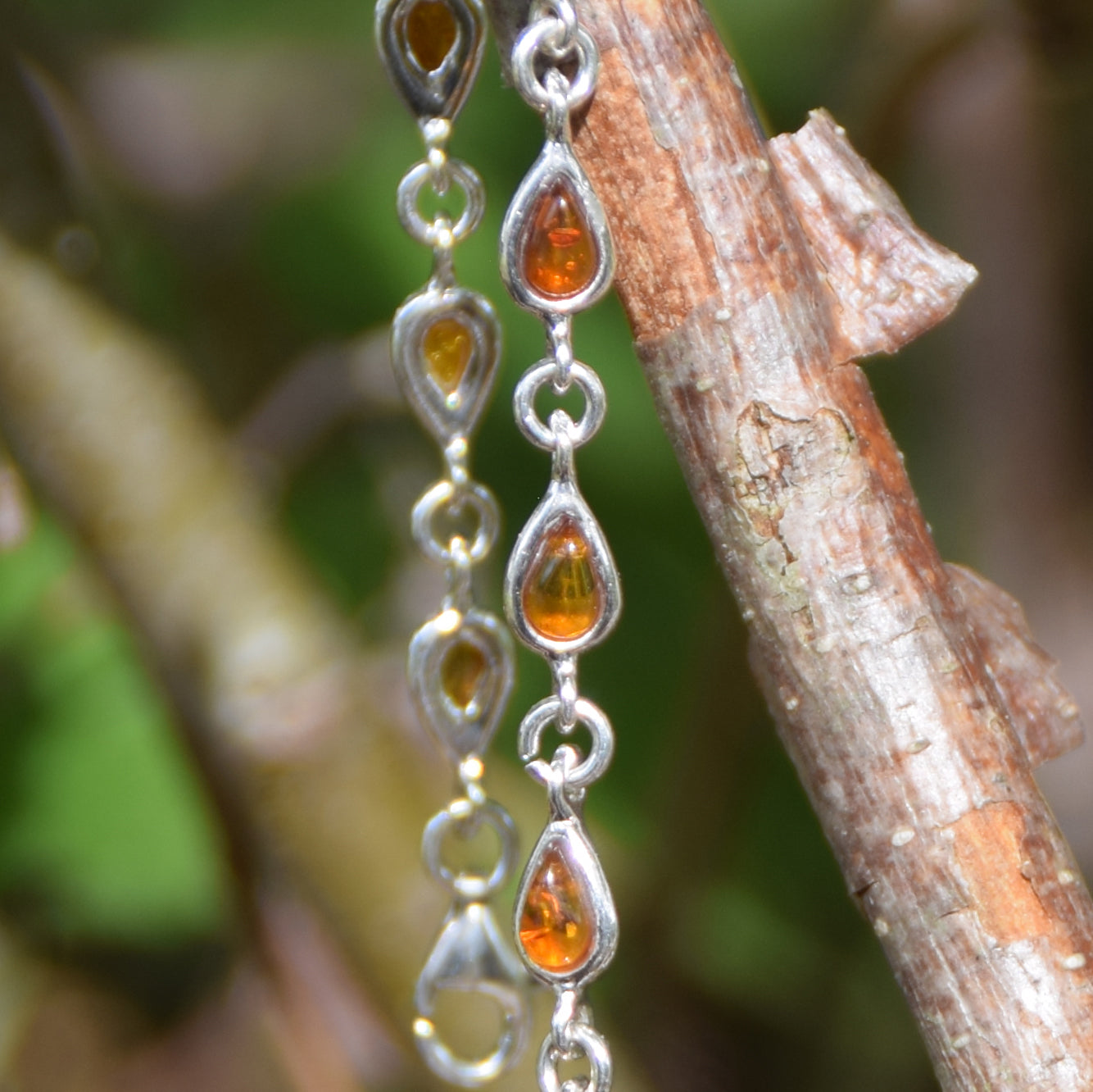 Delicato bracciale regolabile a catena creato con Ambra naturale color cognac e Argento 925, MJ Baltica, BB012